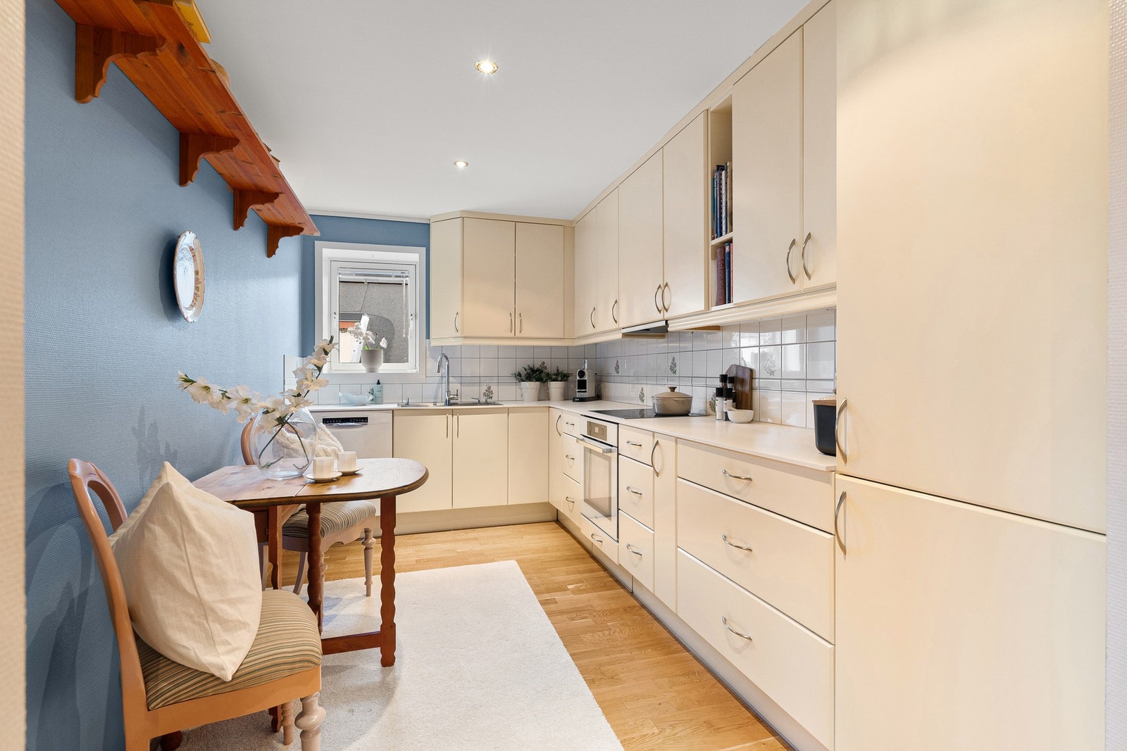 Her har du hvitevarer som bl.a. oppvaskmaskin, platetopp, stekeovn, kjøl- og fryseskap. Det er også installert vannstoppsystem. Galleribilde