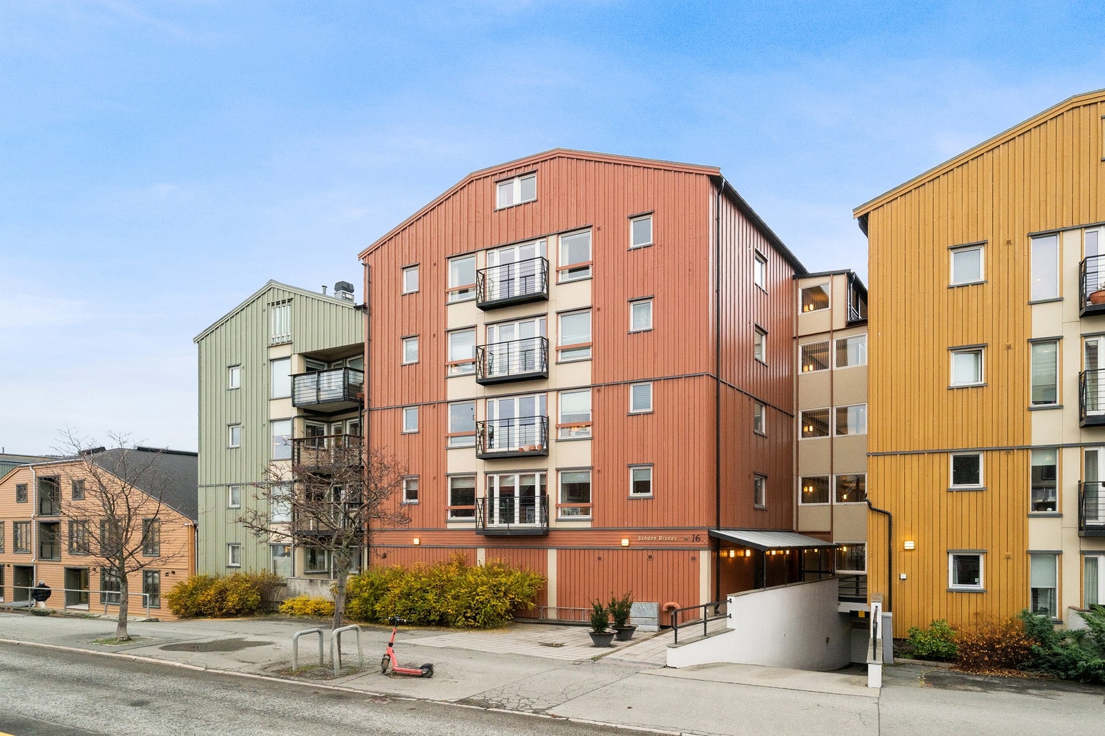 Fasade. Byggeåret er 1996. Leiligheten disponerer egen p-plass i felles oppvarmet kjeller. Heis i bygget. Galleribilde