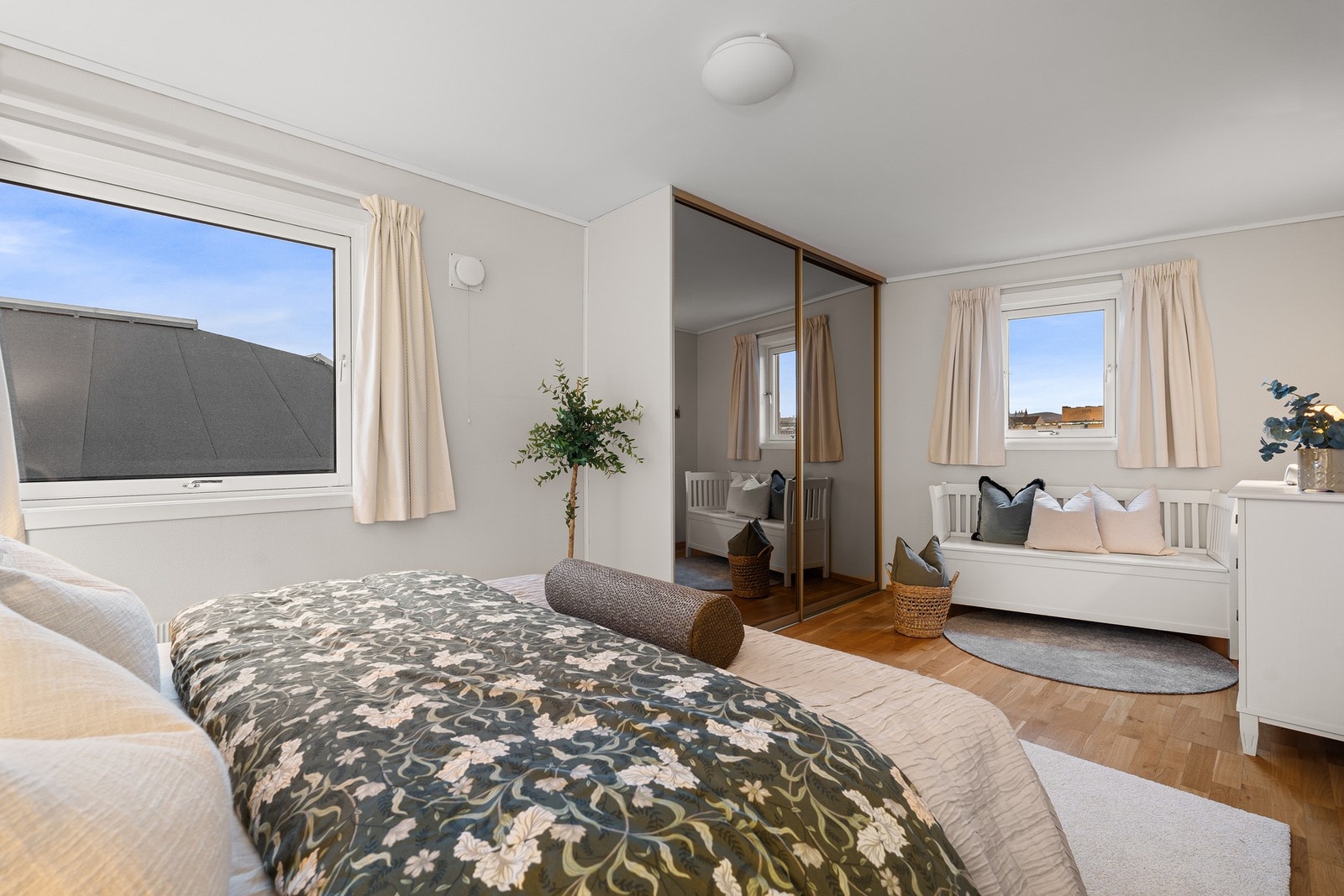 Rommet kan fint deles opp til to gode soverom ved å sette opp en lettvegg. Galleribilde