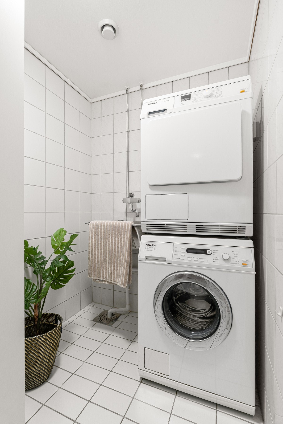 I rommet finner du tilhørende vaskerom med opplegg til vaskemaskin. Galleribilde