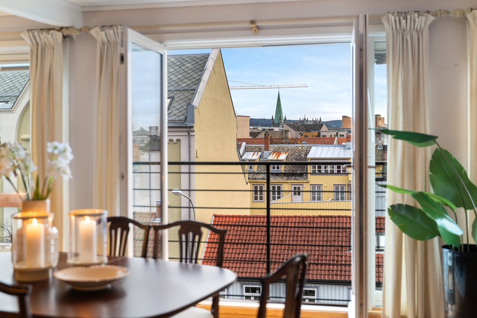 Egen fransk balkong som vender ut mot gaten. Galleribilde