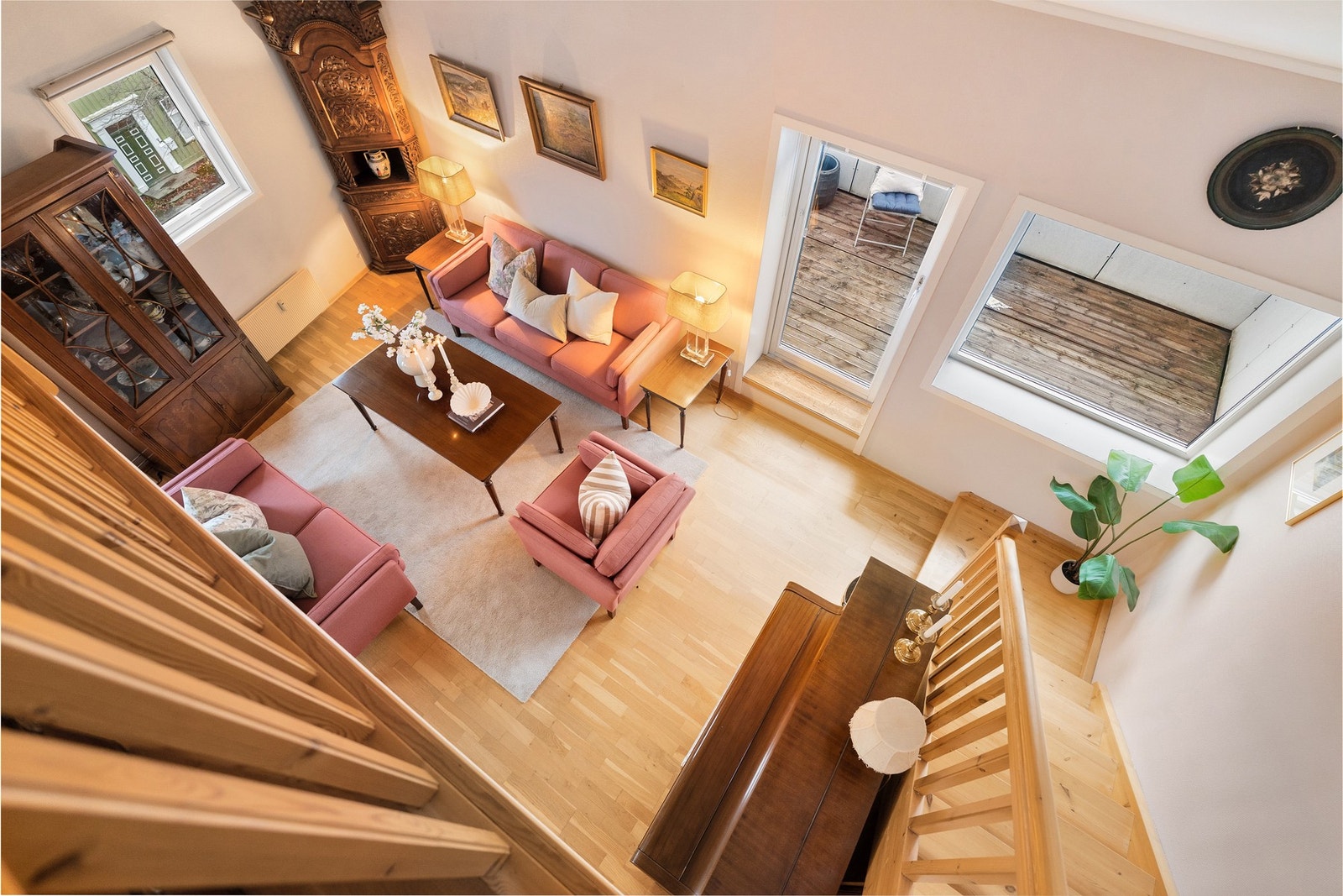 En unik toppleiligheten med hjørnebeliggenhet i populært boligområde. Galleribilde