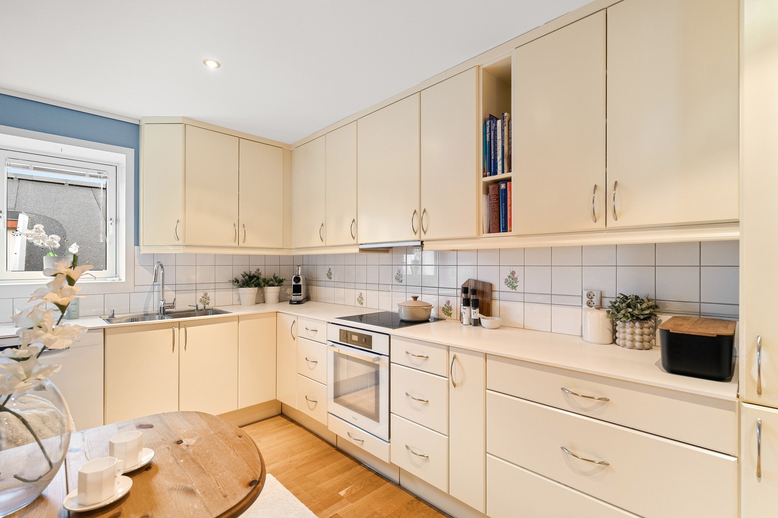 Stilrent kjøkken med masse skap- og benkeplass som har fått tilstandsgrad 1 (TG1) av takstmann. Galleribilde