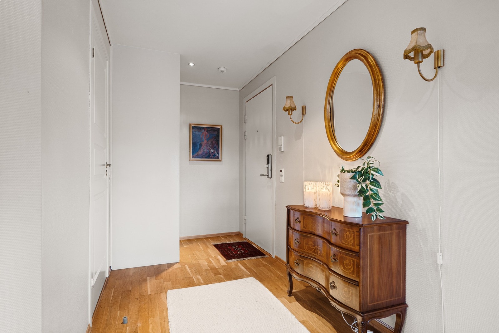 Romslige entré med god plass til garderobeskap for oppbevaring av yttertøy. Galleribilde