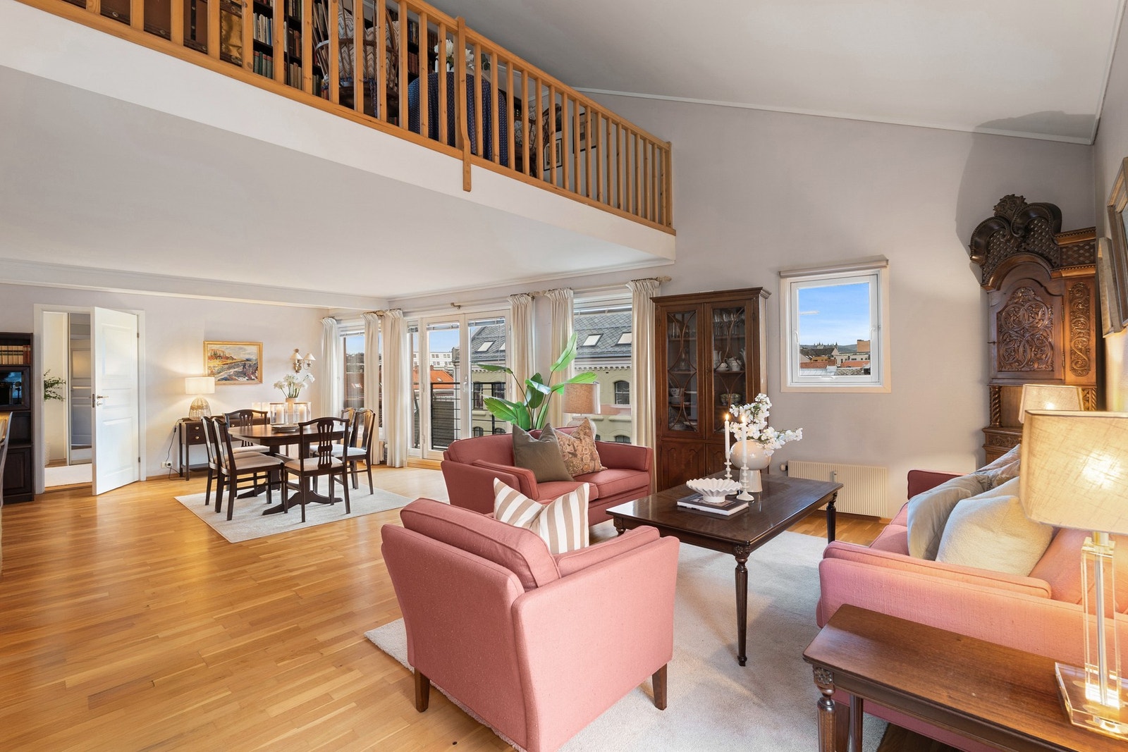 Stort og åpent stue areal på hele 47 kvadrat Galleribilde