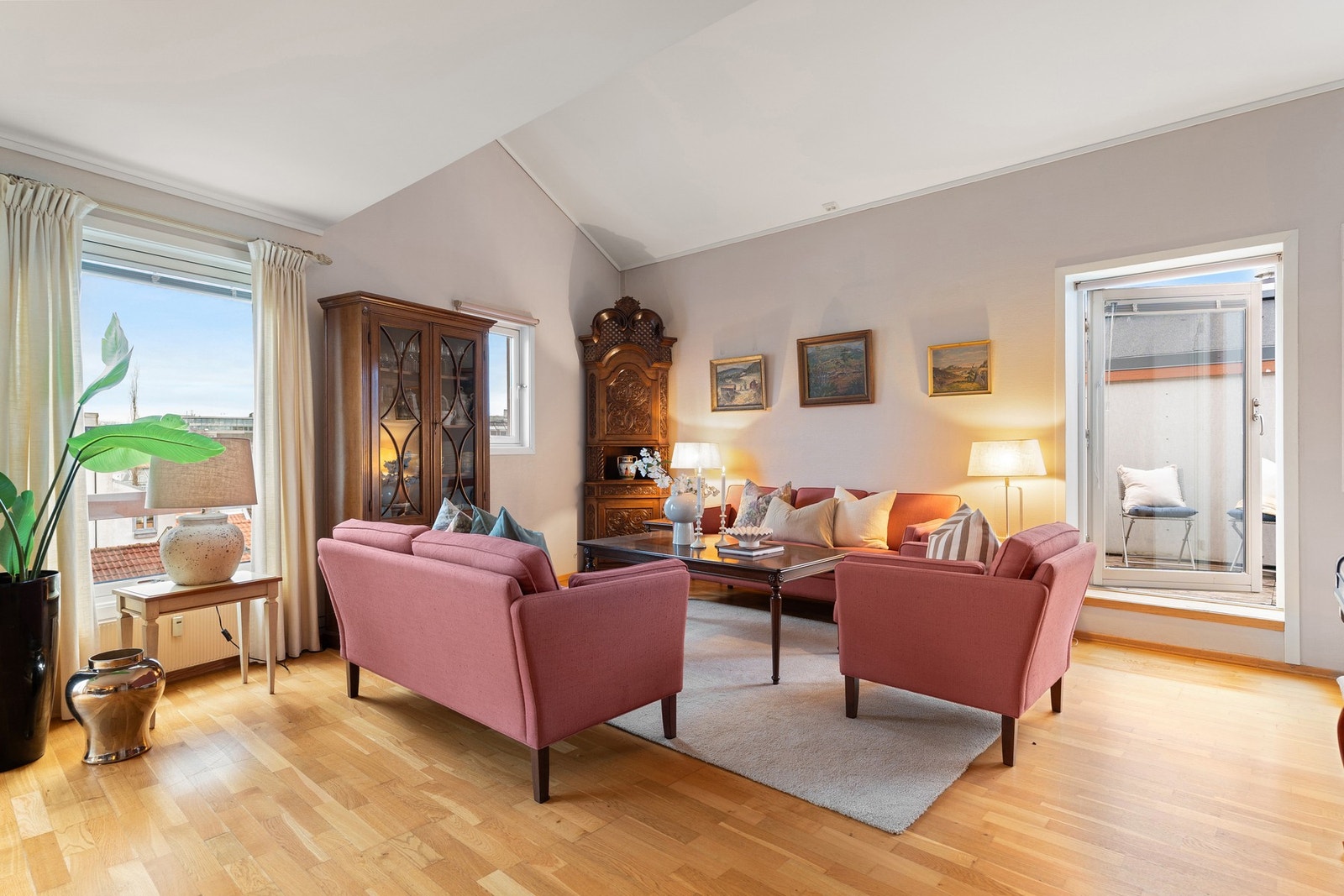 Oppvarming skjer gjennom vannbåren varme til radiatorer. Varmesentralen ble byttet senest våren 2023. Galleribilde