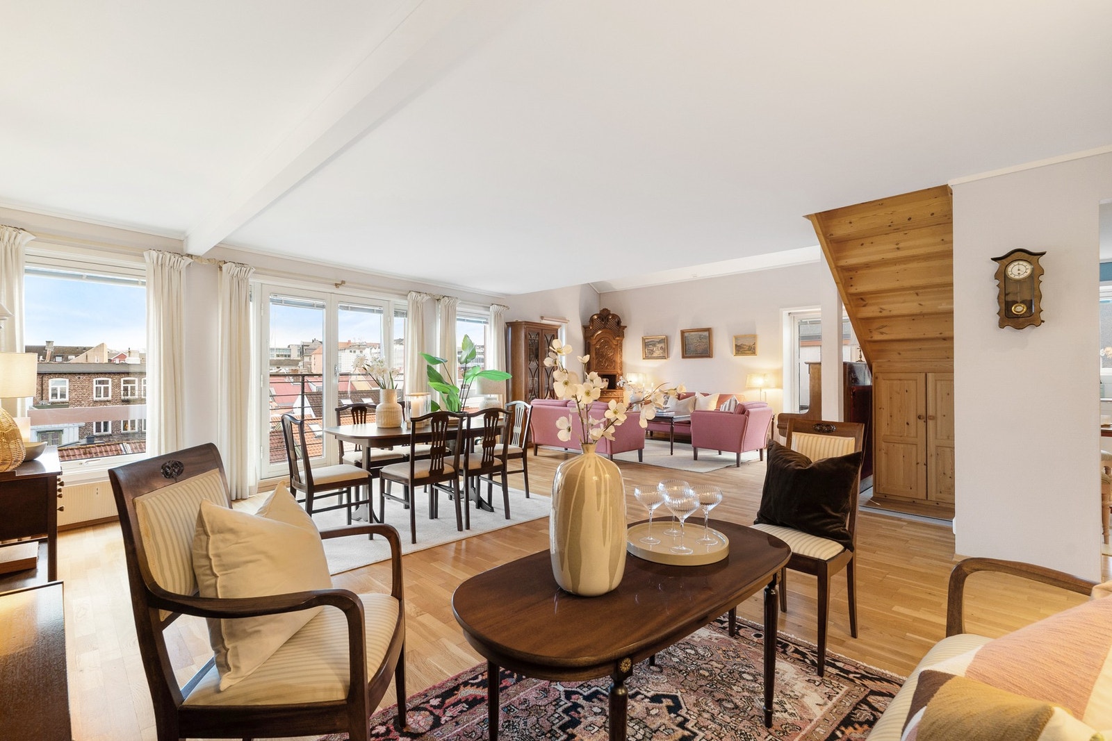 Leiligheten er på hele 131 kvadratmeter og strekker seg over to plan. Galleribilde