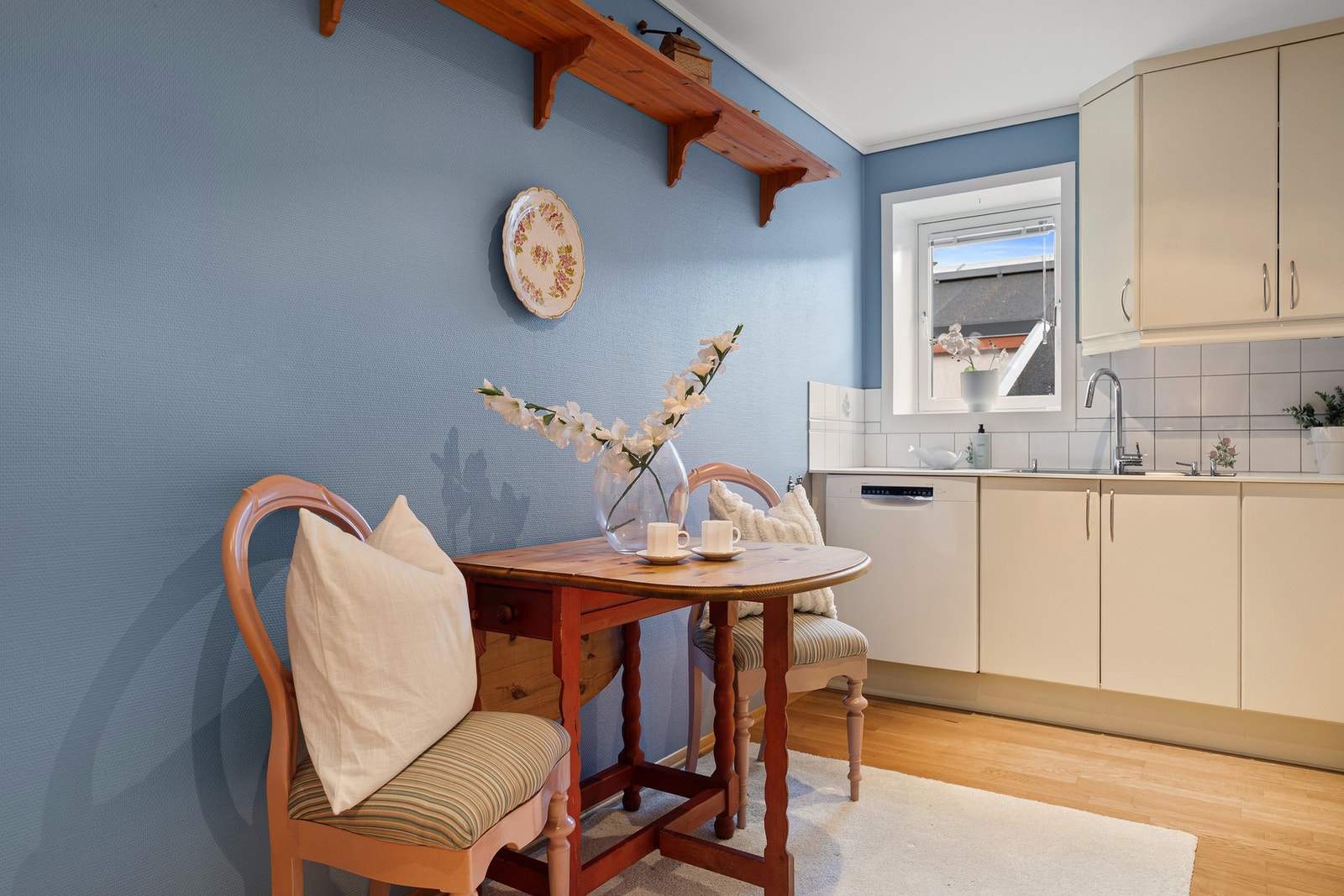 Rommet i likhet med store deler av leiligheten er av god størrelse og med plass til enkel spiseseksjon. Galleribilde