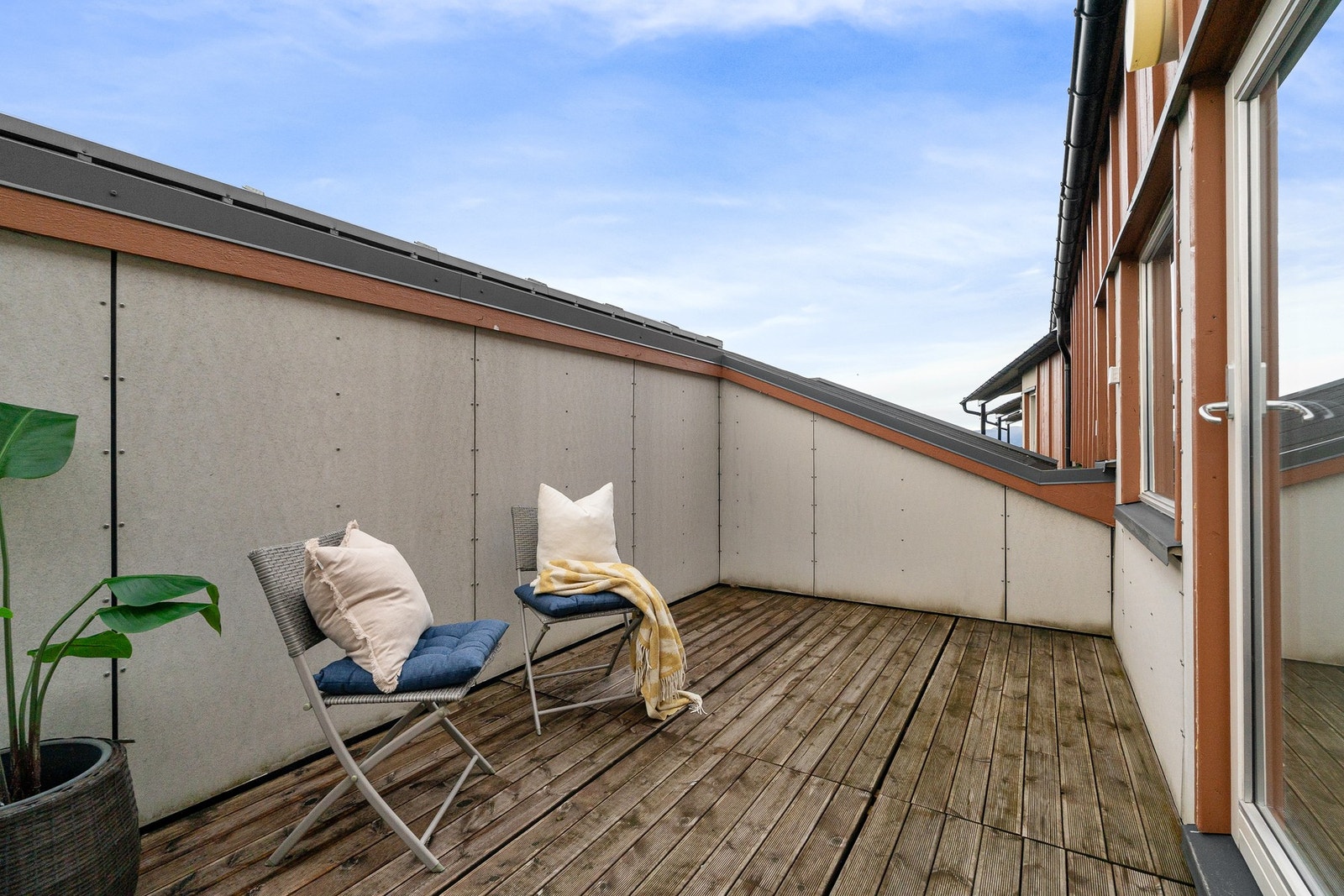 Balkongen er av god størrelse og med plass til diverse utemøblement. Galleribilde