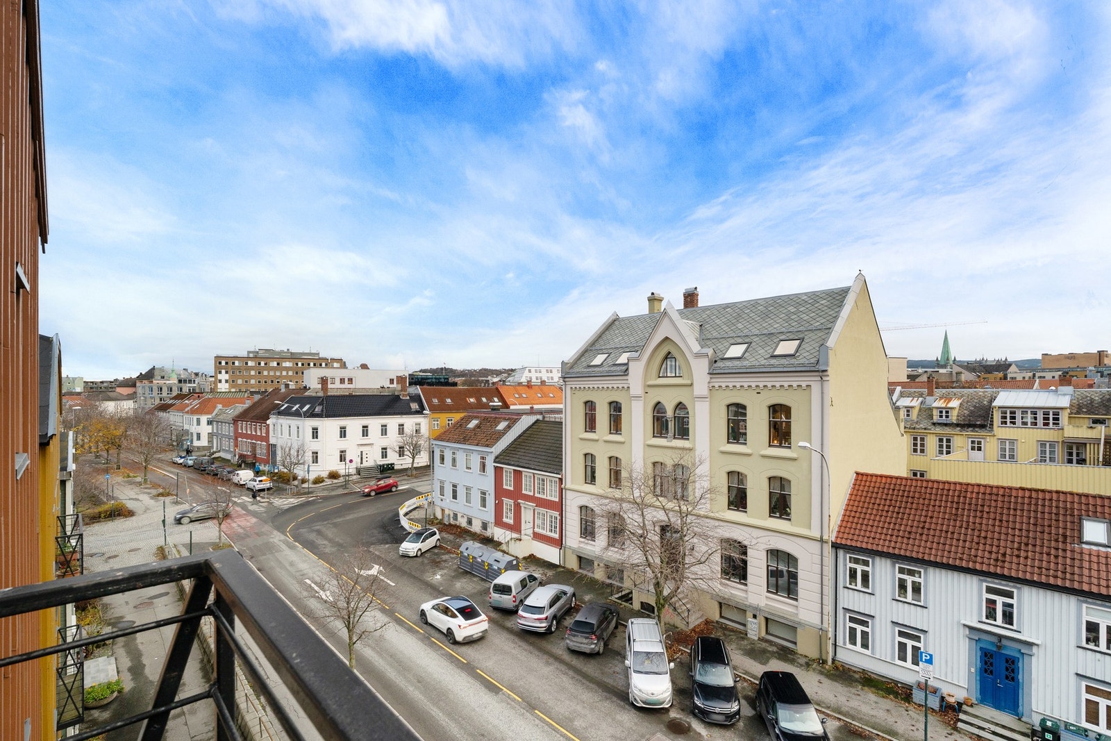 Det er gode parkeringsmuligheter i nærområdet for besøkende. Galleribilde