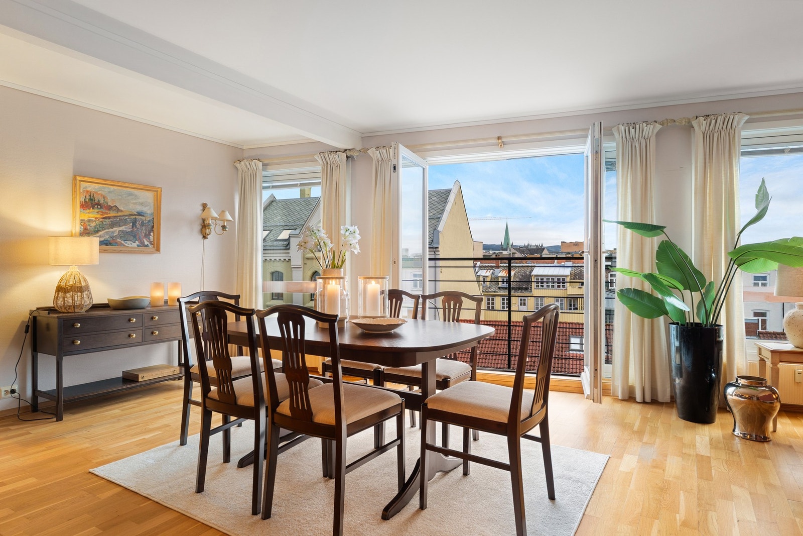 Leiligheten har en attraktiv hjørnebeliggenhet som byr på rikelig med vindusoverflater. Galleribilde