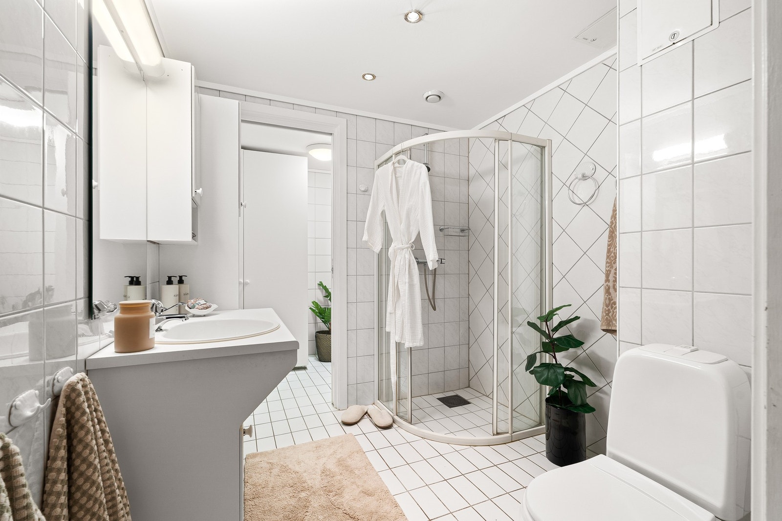 Lyst og pent flislagt bad med vannbåren gulvvarme. Galleribilde