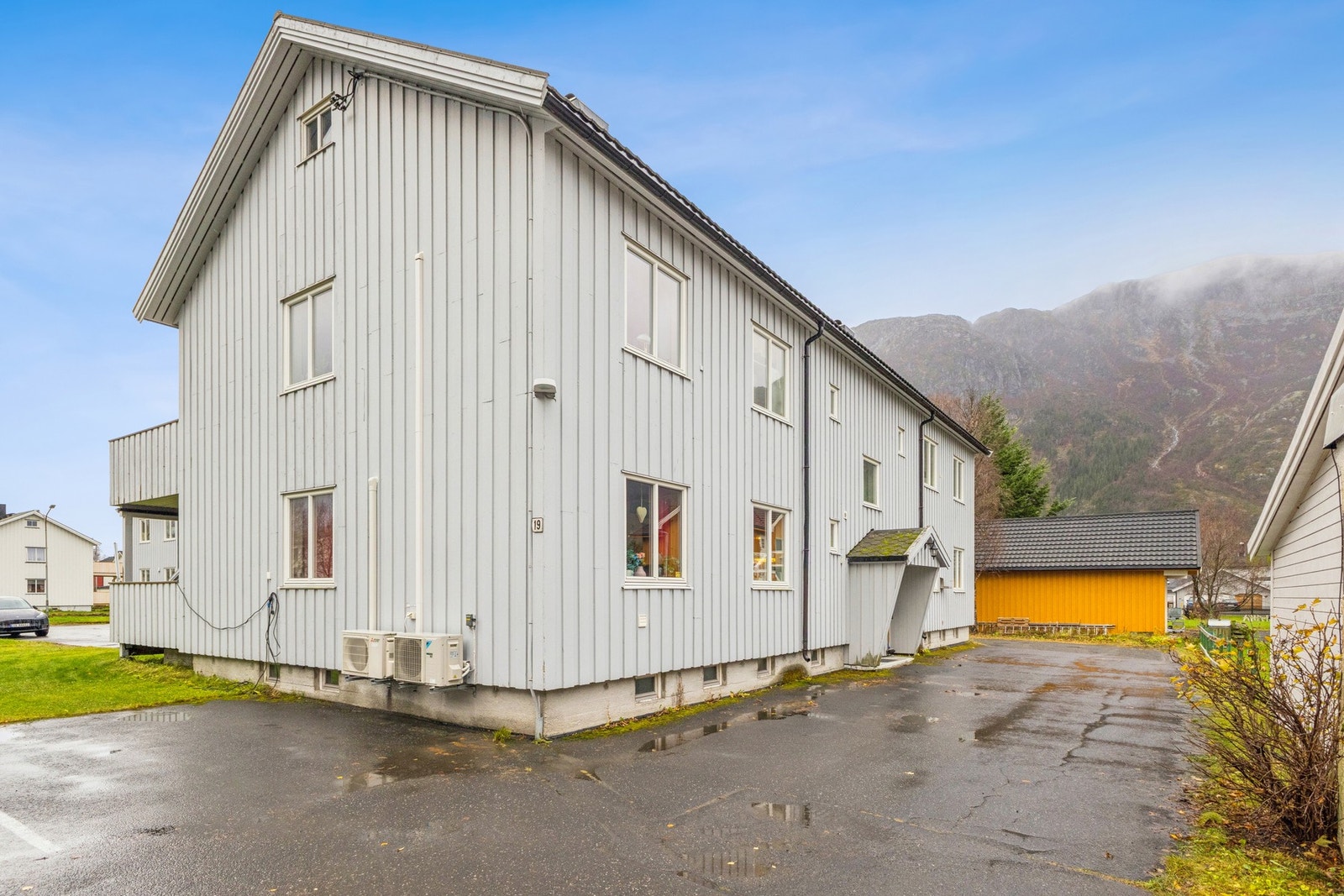 Parkering skjer på uspesifisert oppstillingsplass på borettslagets felles tomt. Galleribilde