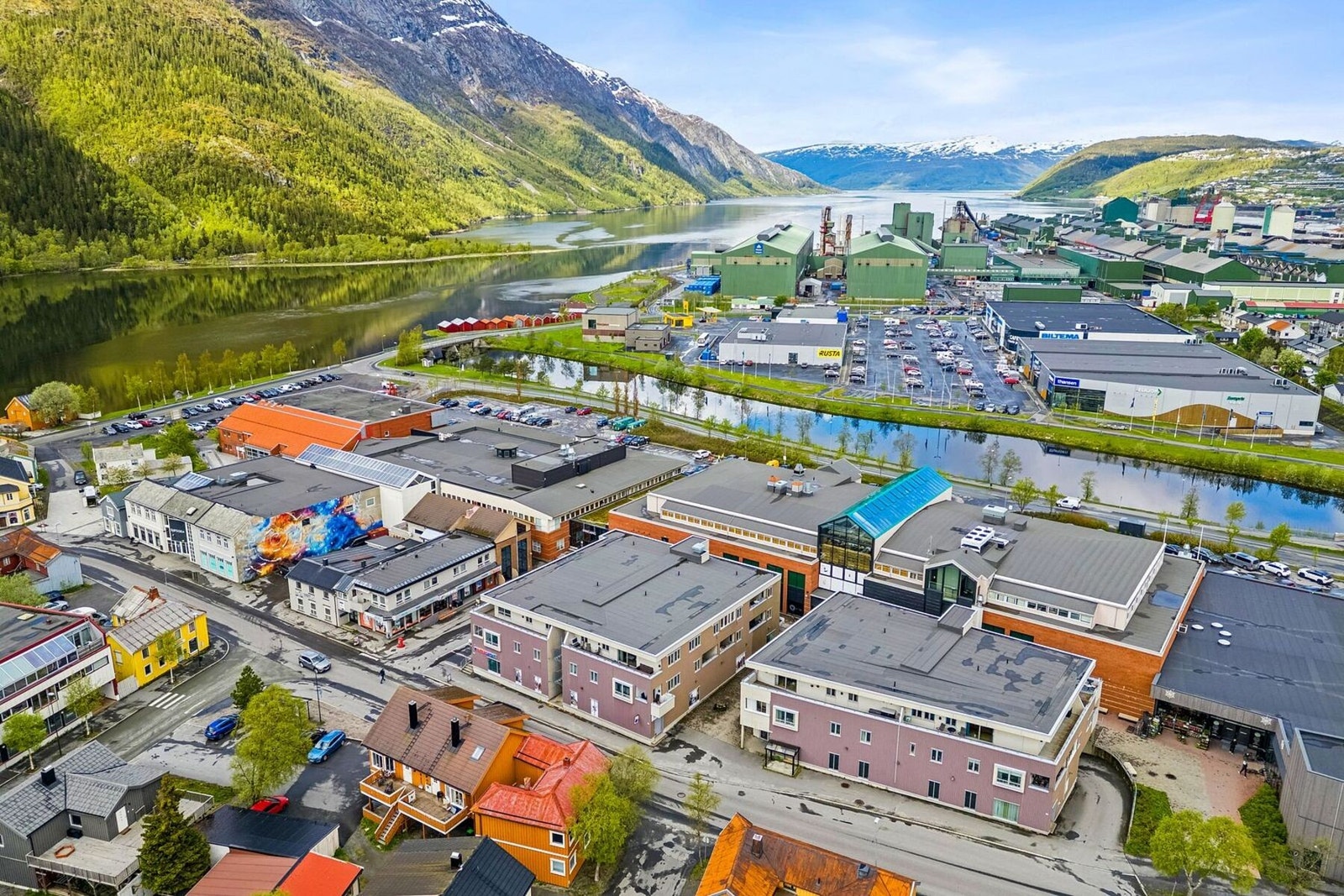 Nærområdet byr på dagligvarebutikker, skoler/barnehager, kjøpesenter og turmuligheter. Galleribilde