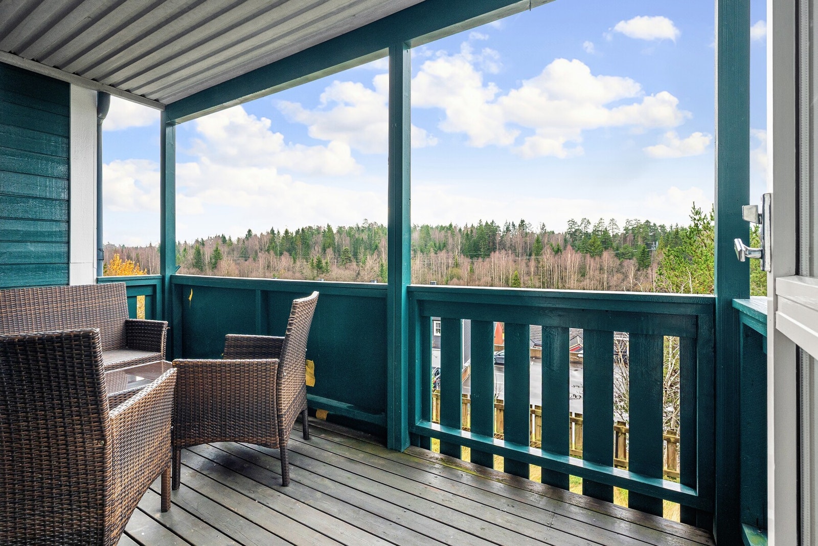 Balkongen er romslig og gir god plass til både sittegruppe, og grill. Galleribilde