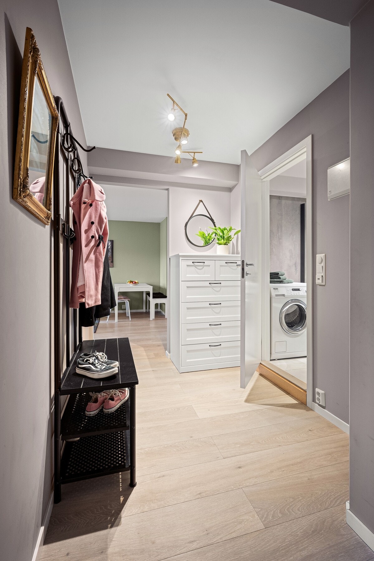 Her møtes du av en funksjonell planløsning med god plass til å henge fra seg yttertøy og sette fra seg sko. Galleribilde