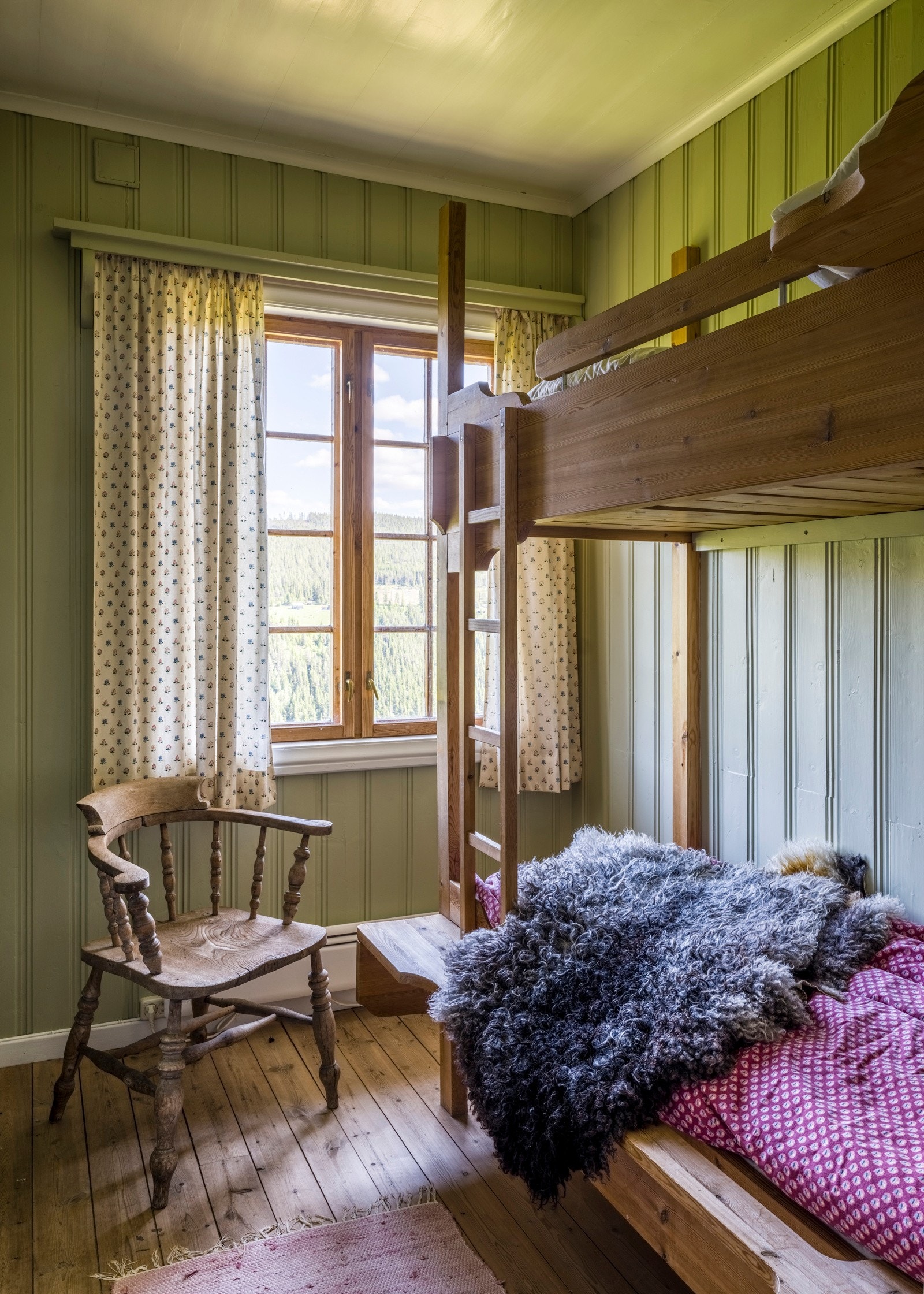 Soverom med plassbesparende køyeseng. Våkn opp til nydelig utsikt! Galleribilde