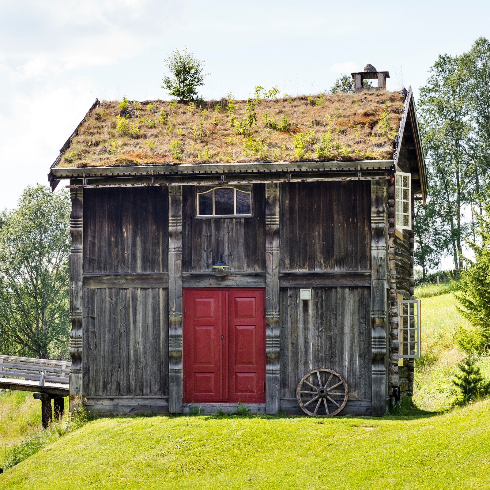 Denne unike eiendommen kombinerer historisk sjarm med moderne komfort, og byr på romslige arealer, praktfulle bygninger og en beliggenhet som tar pusten fra deg. Galleribilde