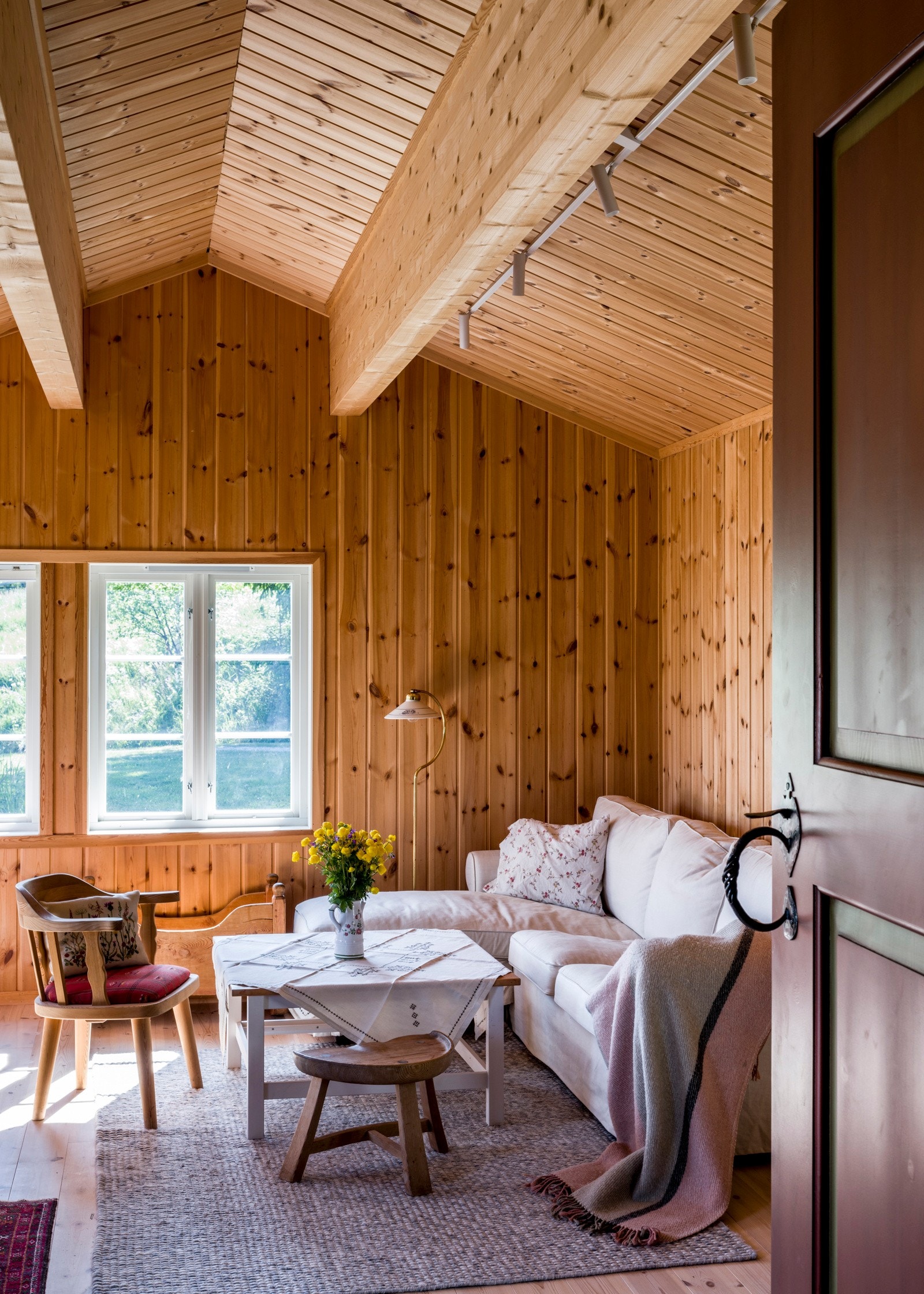 Koselig stue med god takhøyde og vakre solstråler som fyller rommet. Galleribilde