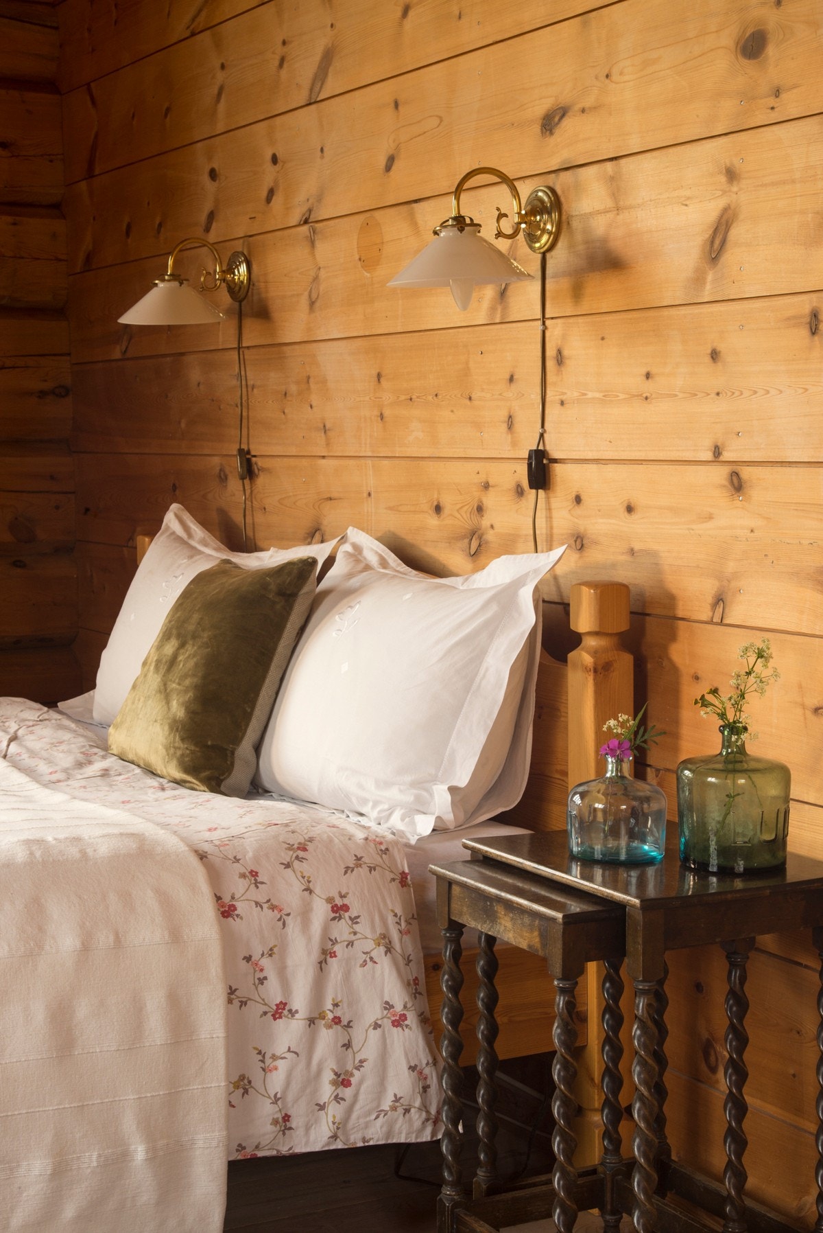 Med tre vinduer slippes dagslyset inn og skaper et lyst og trivelig miljø. Galleribilde