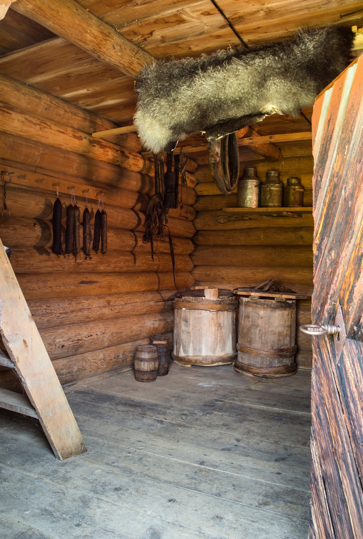 Stabburet gir muligheten til å speke pølser og lage sin egen mat på gamlemåten. Galleribilde