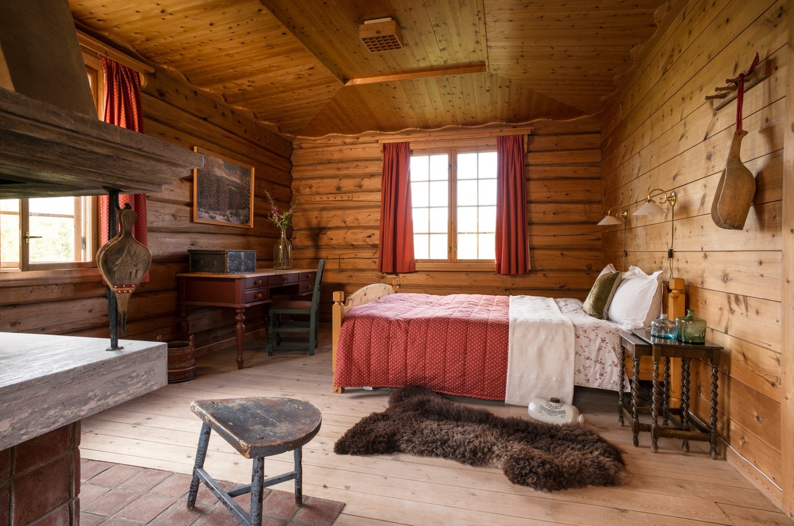 Dette soverommet på 18 m2 i andre etasje inviterer til ro og avslapning med peis, varme fargetoner og naturlige materialer. Galleribilde