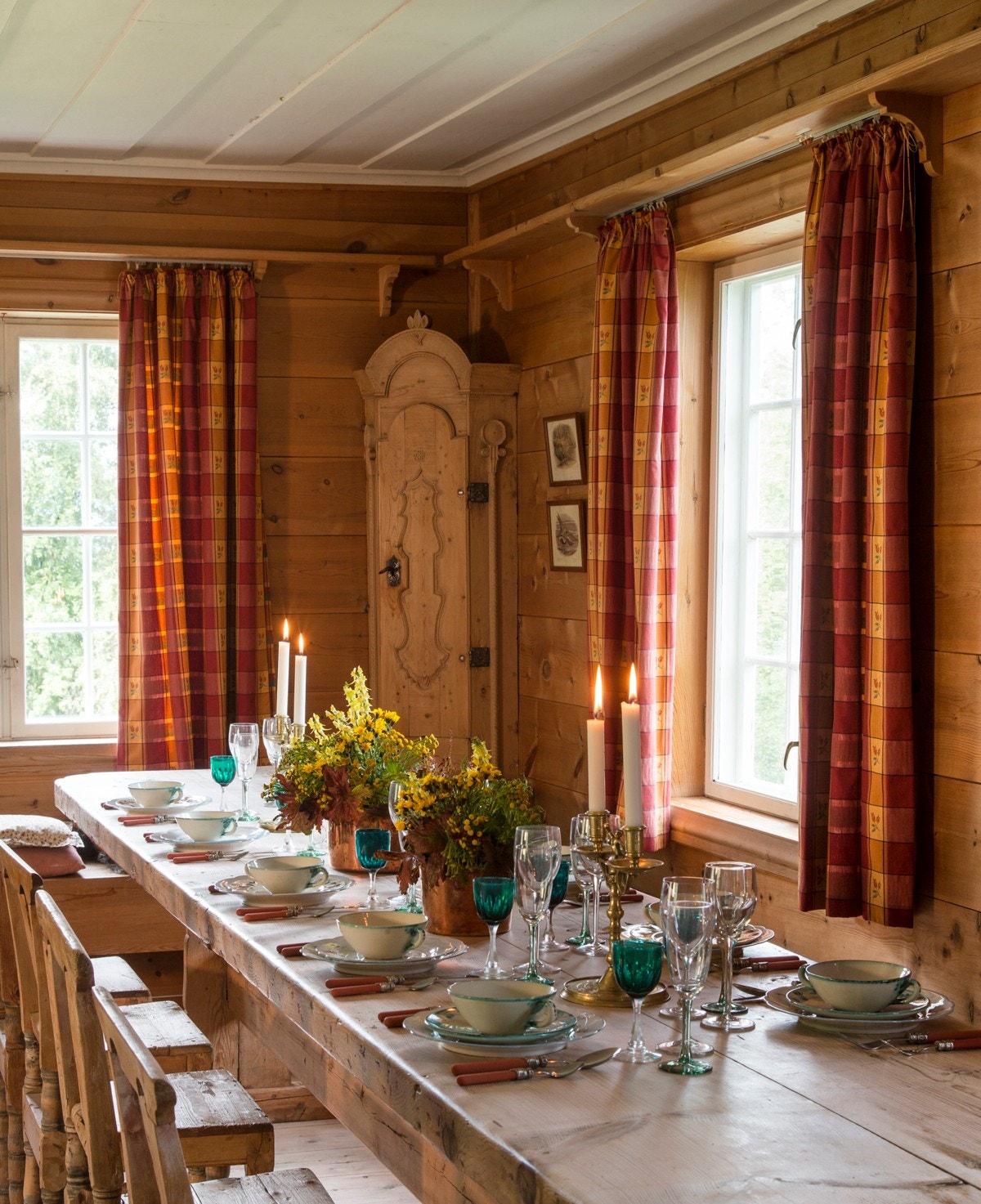 Stuen/spisestuen er på 53 kvadratmeter og utgjør et lyst og luftig rom i hjertet av hjemmet. Galleribilde