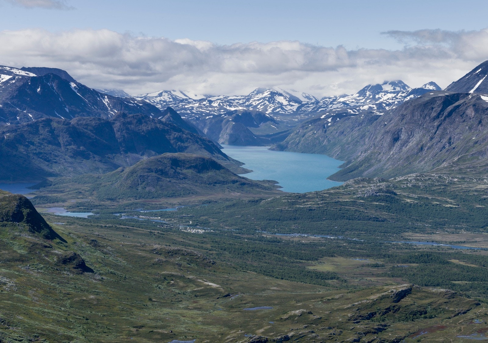 Like ved finner du Jotunheimen - med den populære Besseggen og den vakre "lillebroren" Knutshøe. Galleribilde