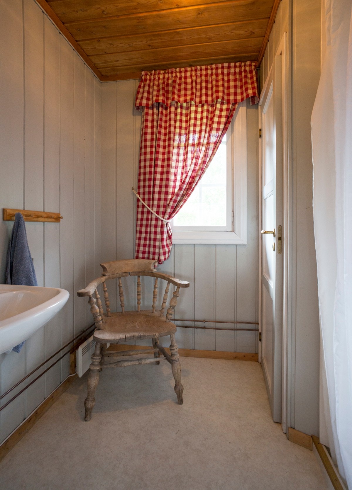 Praktisk bad med toalettrom. Galleribilde