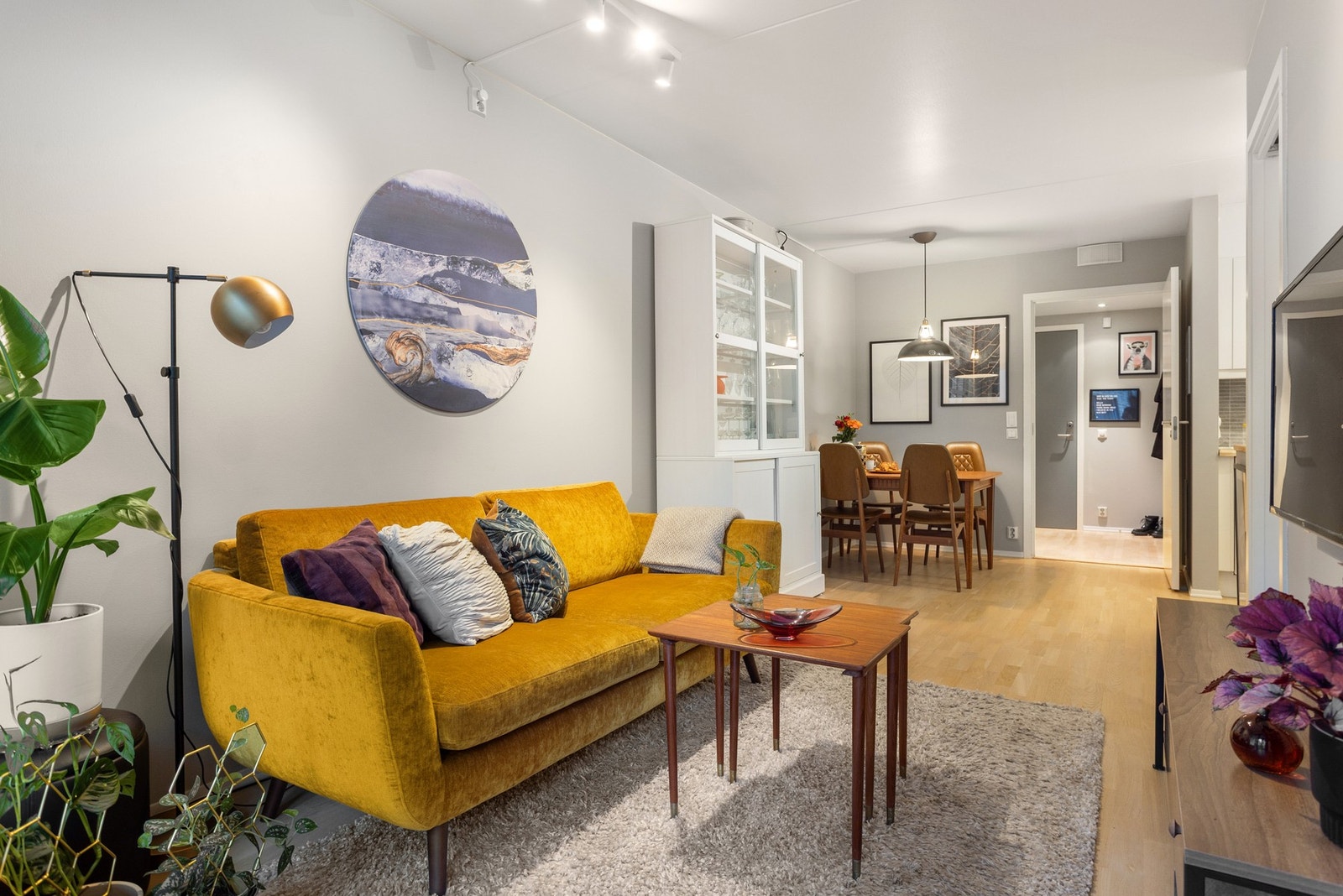 Overflatene er malt i lyse fargevalg og det er parkett på gulv. Galleribilde