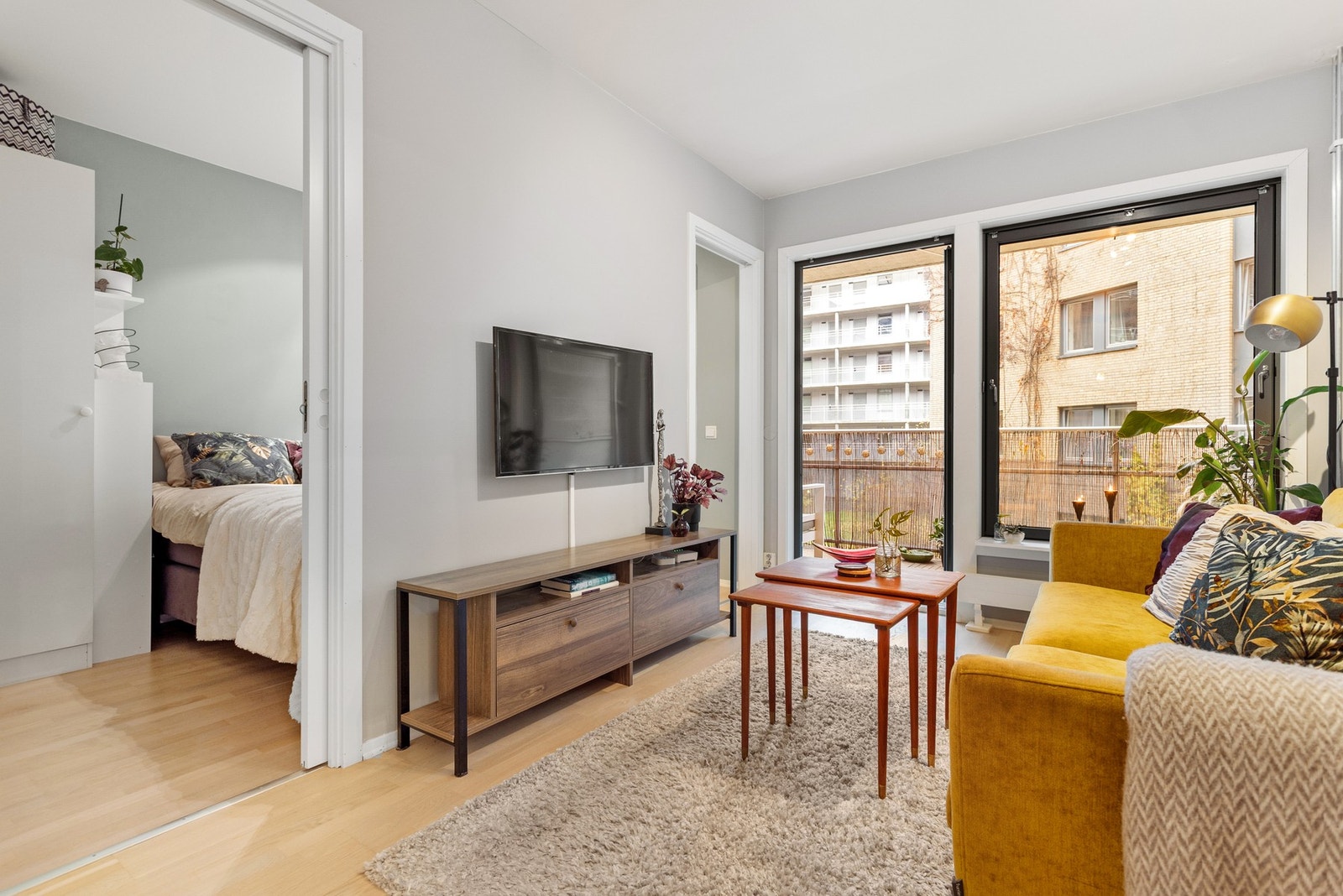 Store vindusflater slipper inn rikelig med naturlig lys i boligen og gir en fin romfølelse. Galleribilde