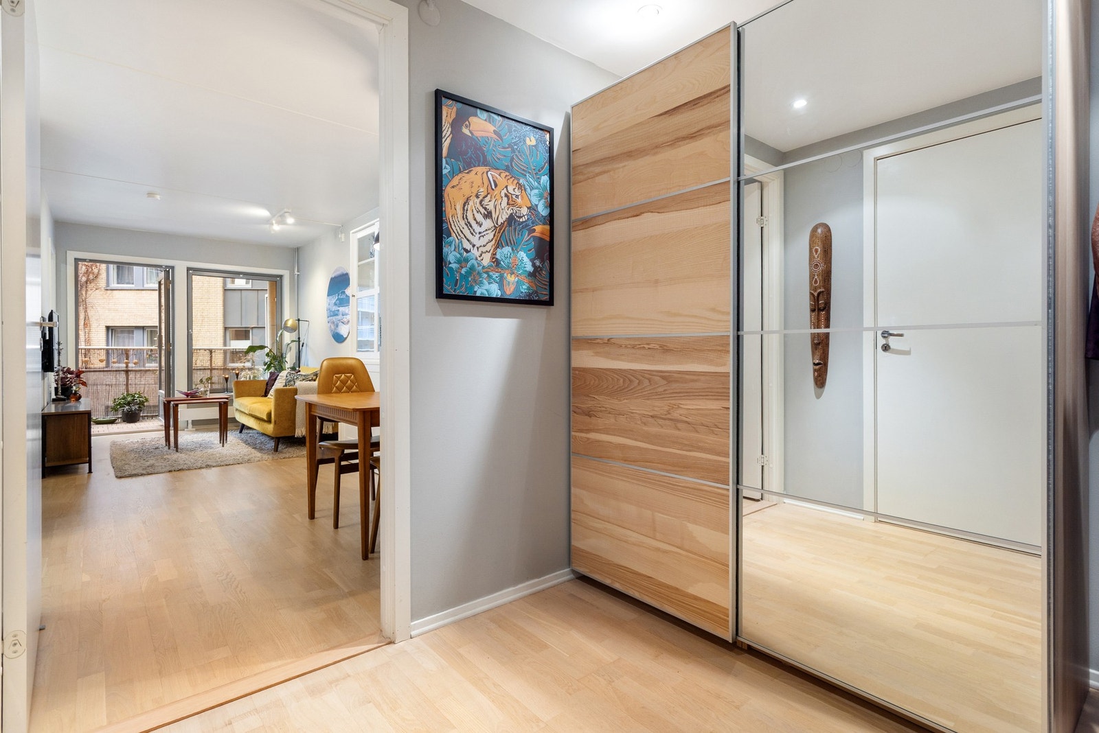 Entréen er lys og romslig med plass for stor skyvedørsgarderobe som medfølger. Galleribilde