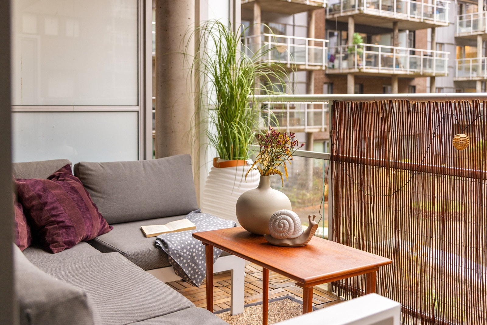 Balkongen er på 10 kvm og byr på flere møbleringssoner som loungemøblement og spisebord. Galleribilde