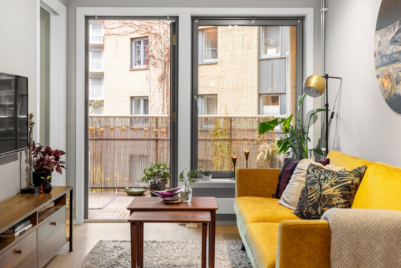 Fra stuen er det utgang til boligens herlige balkong. Galleribilde