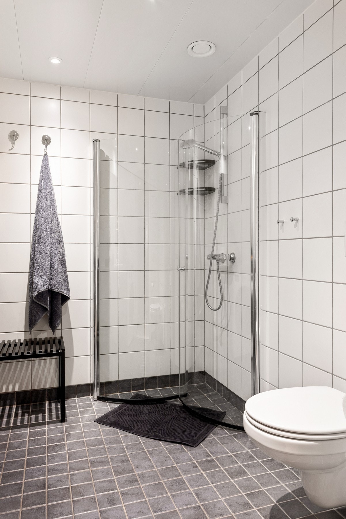 Videre er det vegghengt toalett og dusjhjørne med svingbare dører som frigjør plass på gulvet. Galleribilde