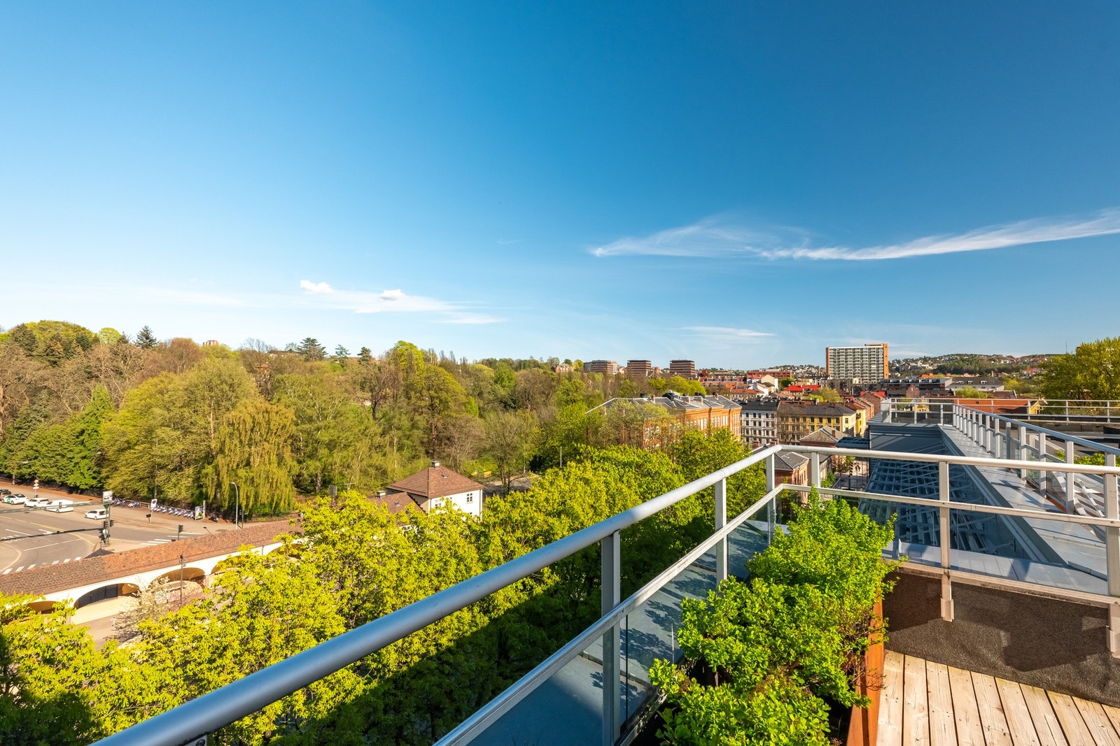 Til glede for beboerne er det også en flott takterrasse med sol hele dagen og utsikt over byen. Galleribilde