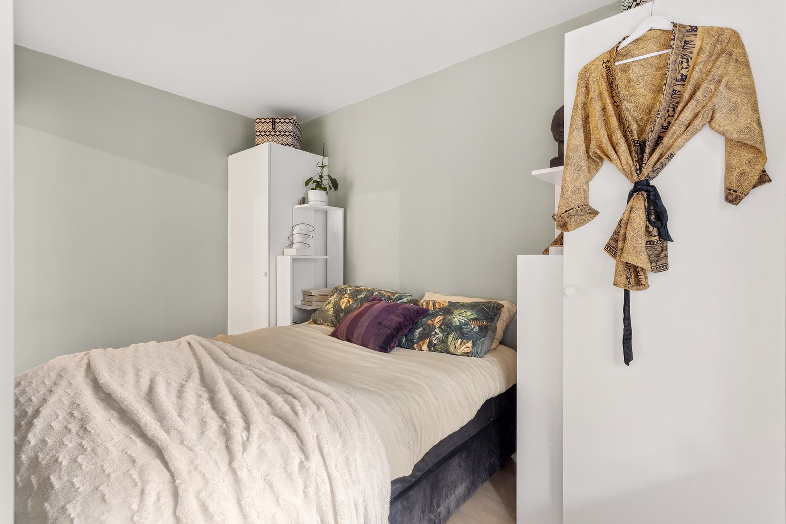 Soverommet har god plass til dobbeltseng med tilhørende nattbord. Galleribilde