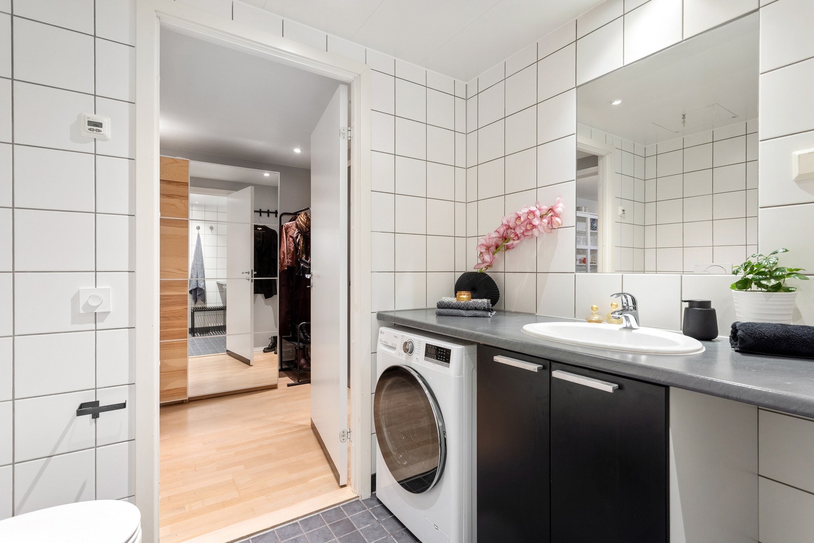 Praktisk nisje for plassering av vaskemaskin og tørketrommel under benk. Galleribilde