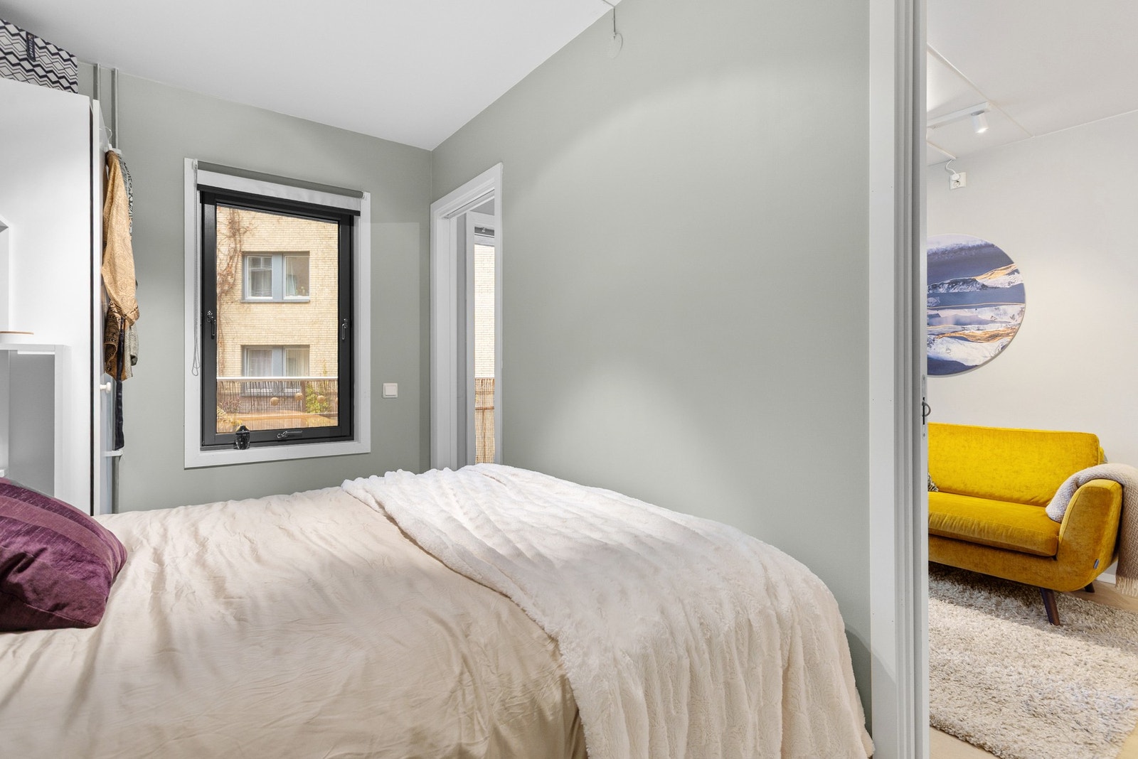 Som i likhet med resten av boligen er soverommet vendt mot rolig bakgård, så her er alt lagt til rette for en god natt med søvn. Galleribilde