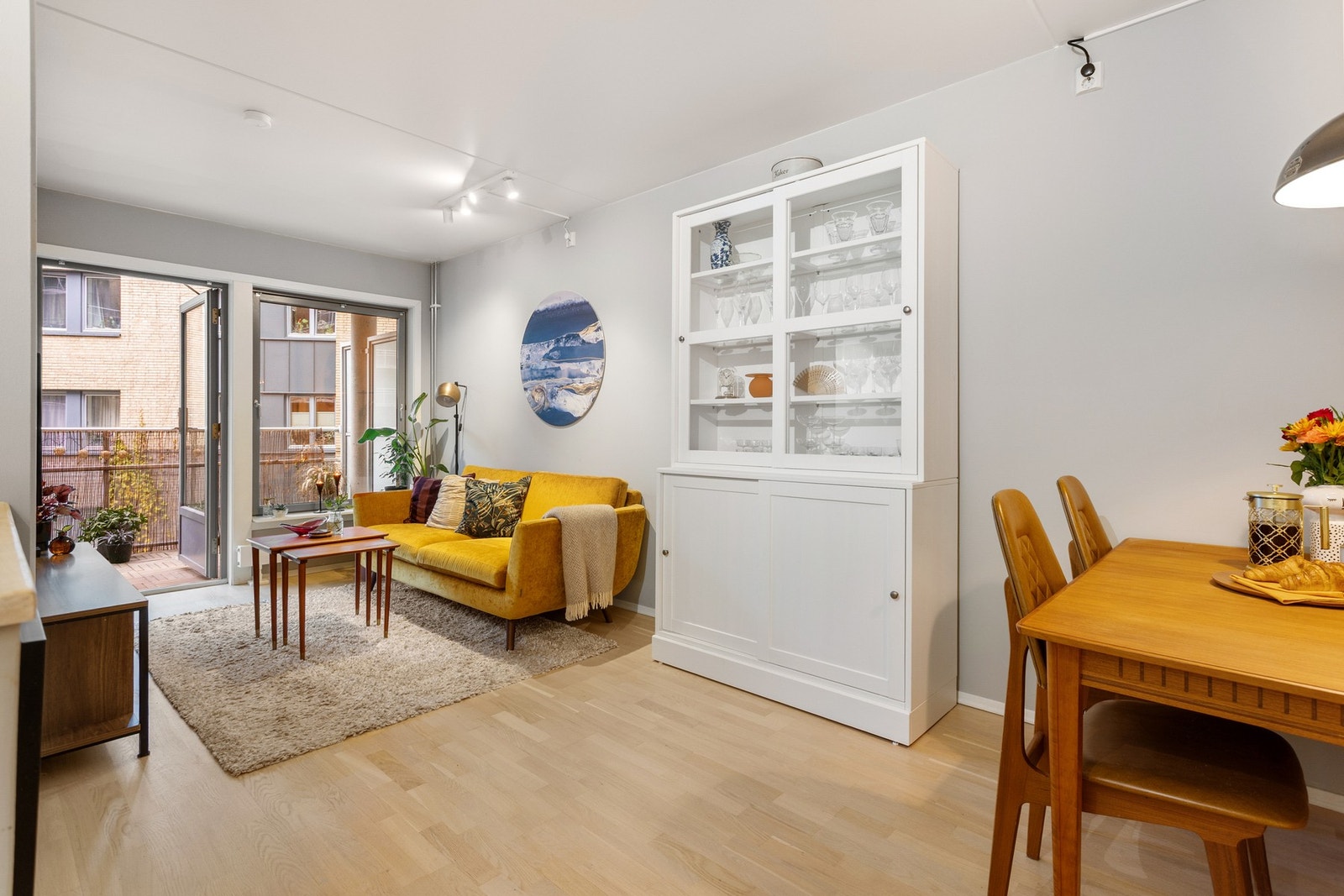 Boligen har en god planløsning med blant annet en åpen stue- og kjøkkenløsning. Galleribilde