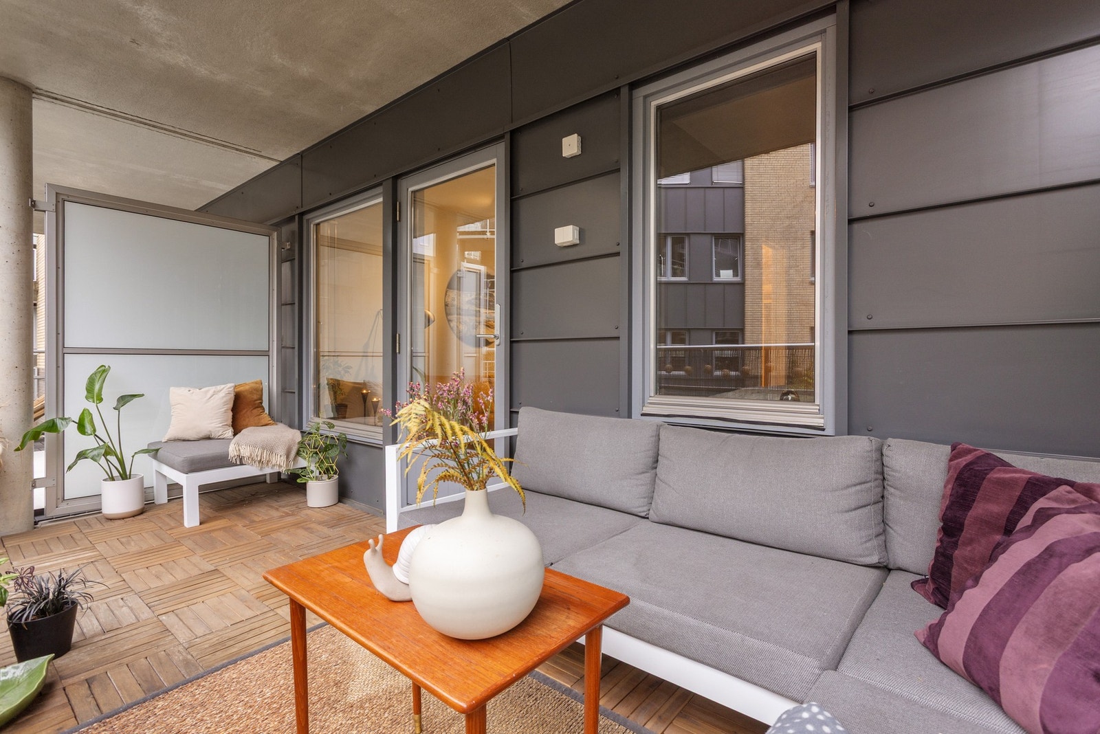 Balkongen vil gi deg en følelse av å få en ekstra stue om sommeren hvor du kan nyte varme sommerdager fra morgen til kveld. Galleribilde