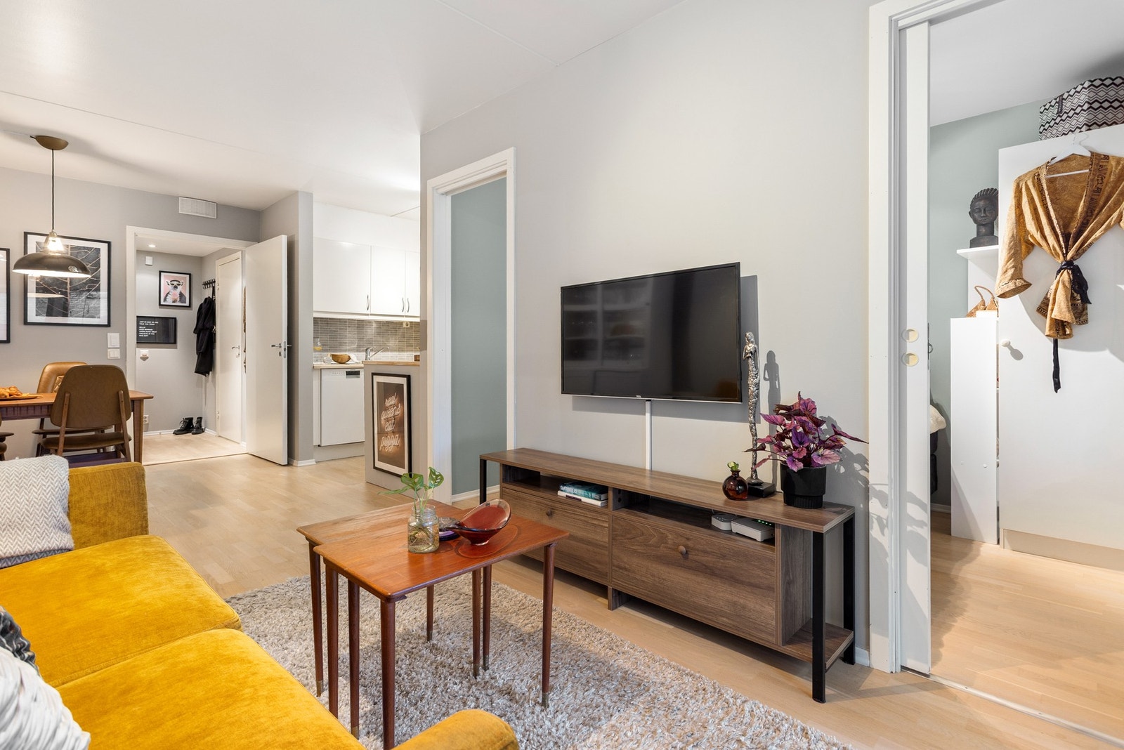 Naturlig sone for plassering av sofa, salongbord og tilhørende mediemøblement. Galleribilde