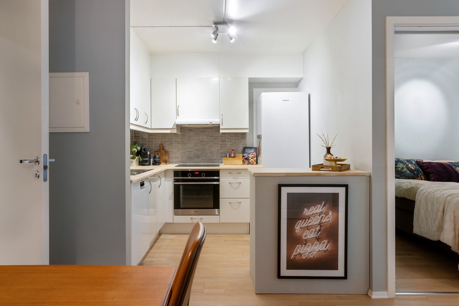 Via plassbesparende skyvedører kommer du inn til boligens soverom. Galleribilde