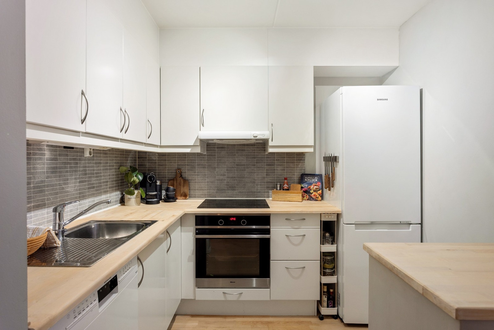 Godt utnyttet Kvik-kjøkken med mye skap, skuffer og benkeplass. Galleribilde