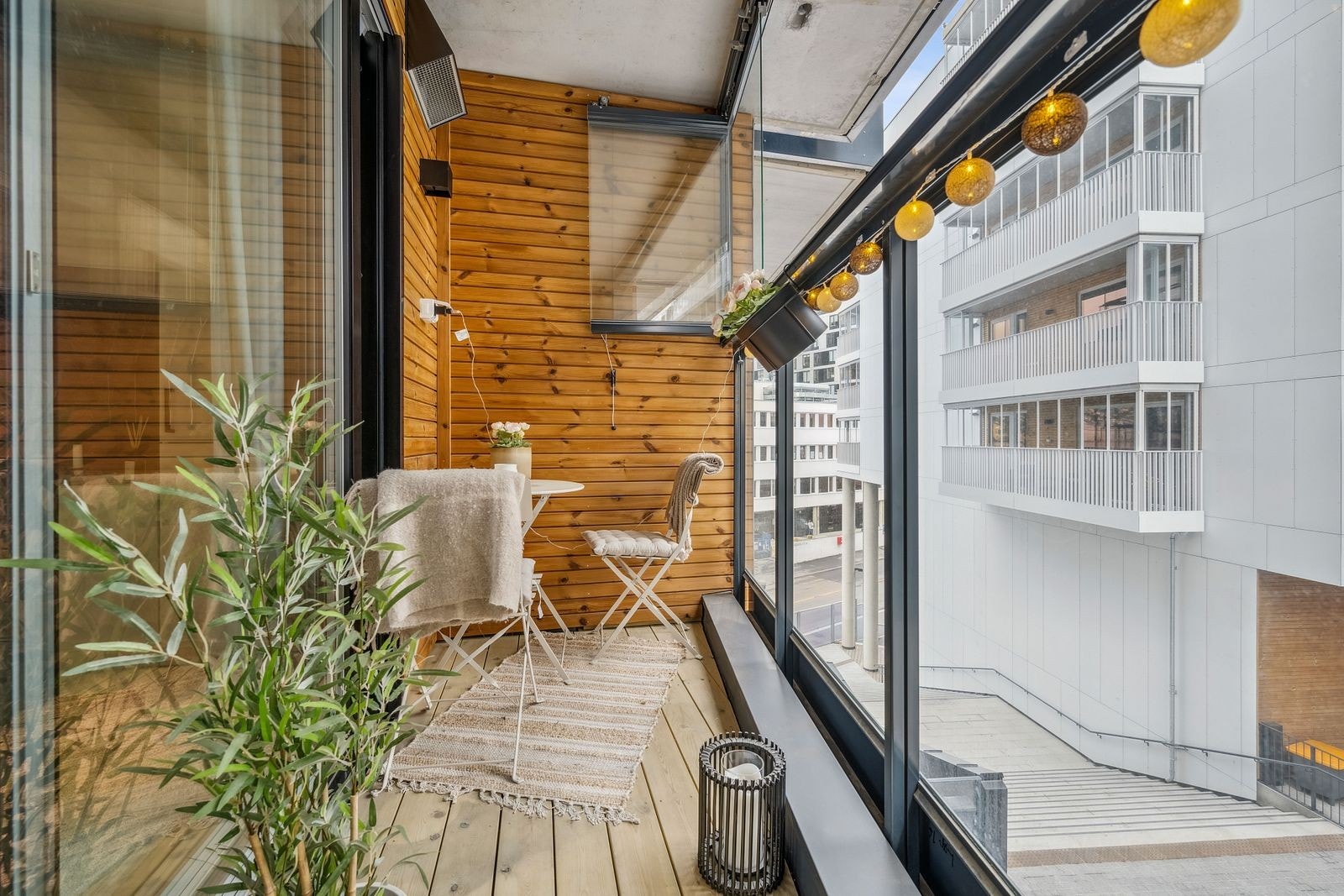 Innglassert balkong som fint kan brukes året rundt. Galleribilde