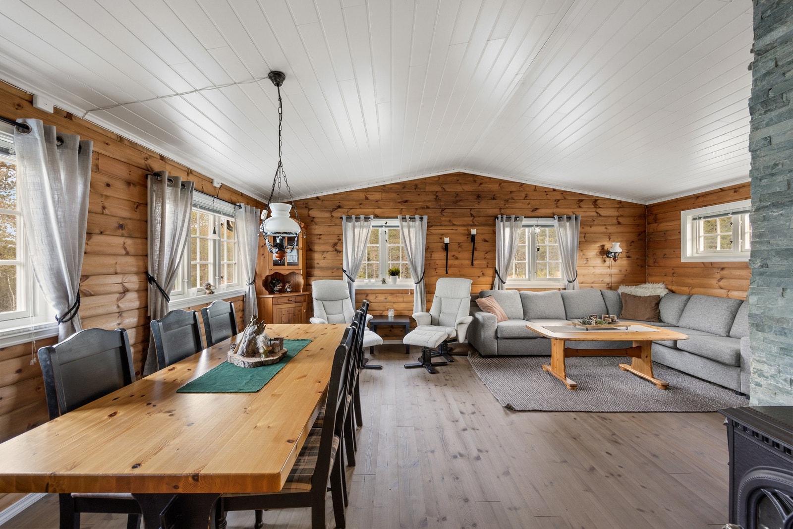 Stue/kjøkken - 32 kvm. Det er montert solcelle og batteribank Galleribilde