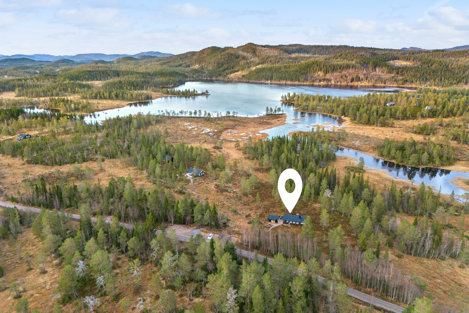 Hytta har en tilbaketrukket og fin plassering, velegnet for rekreasjon og fritidsbruk, i nærheten av vakre Skjærsjøen/Bleia. Galleribilde