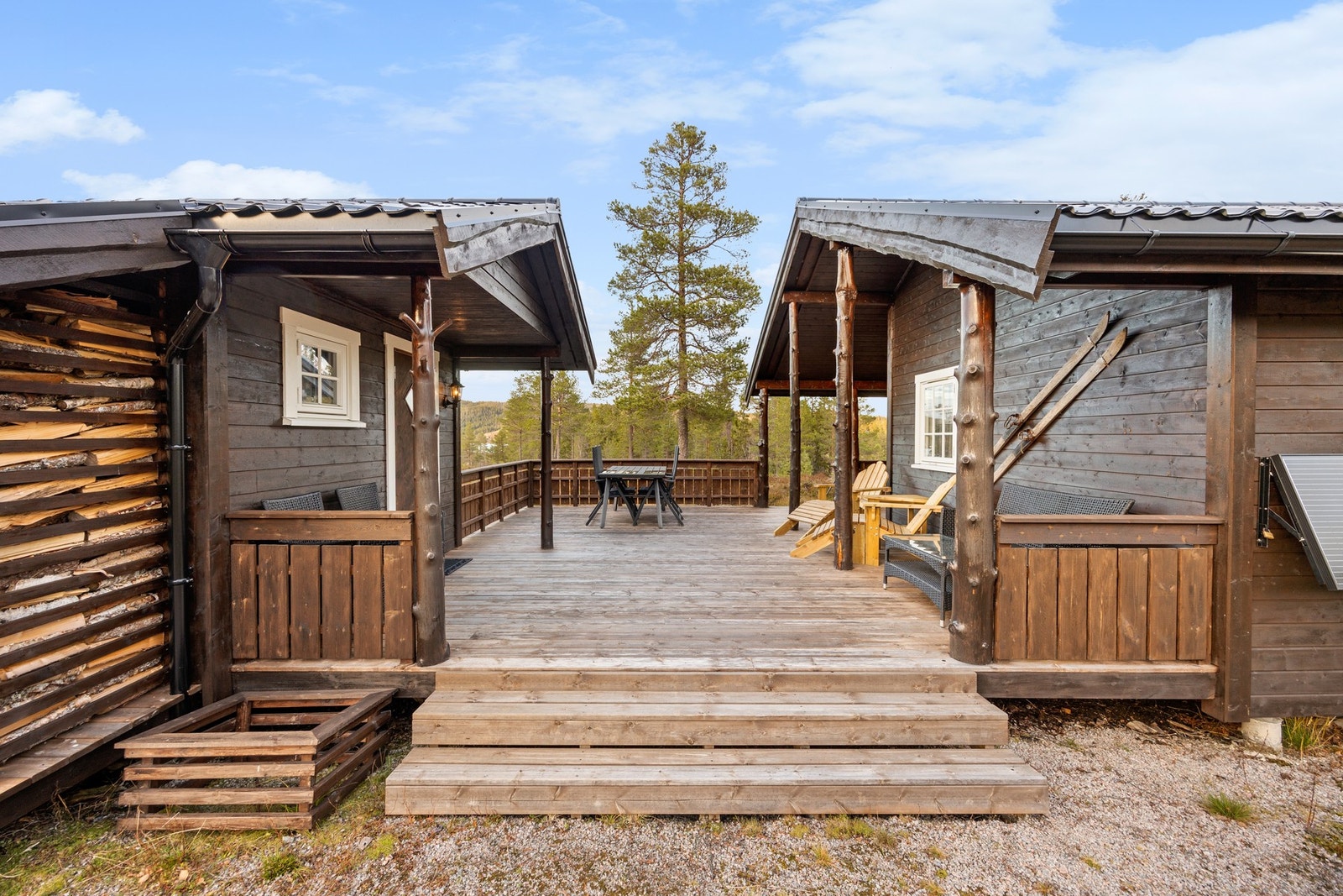 Terrasse på ca 36 kvm som knytter inngangsparti og uthus sammen. Galleribilde