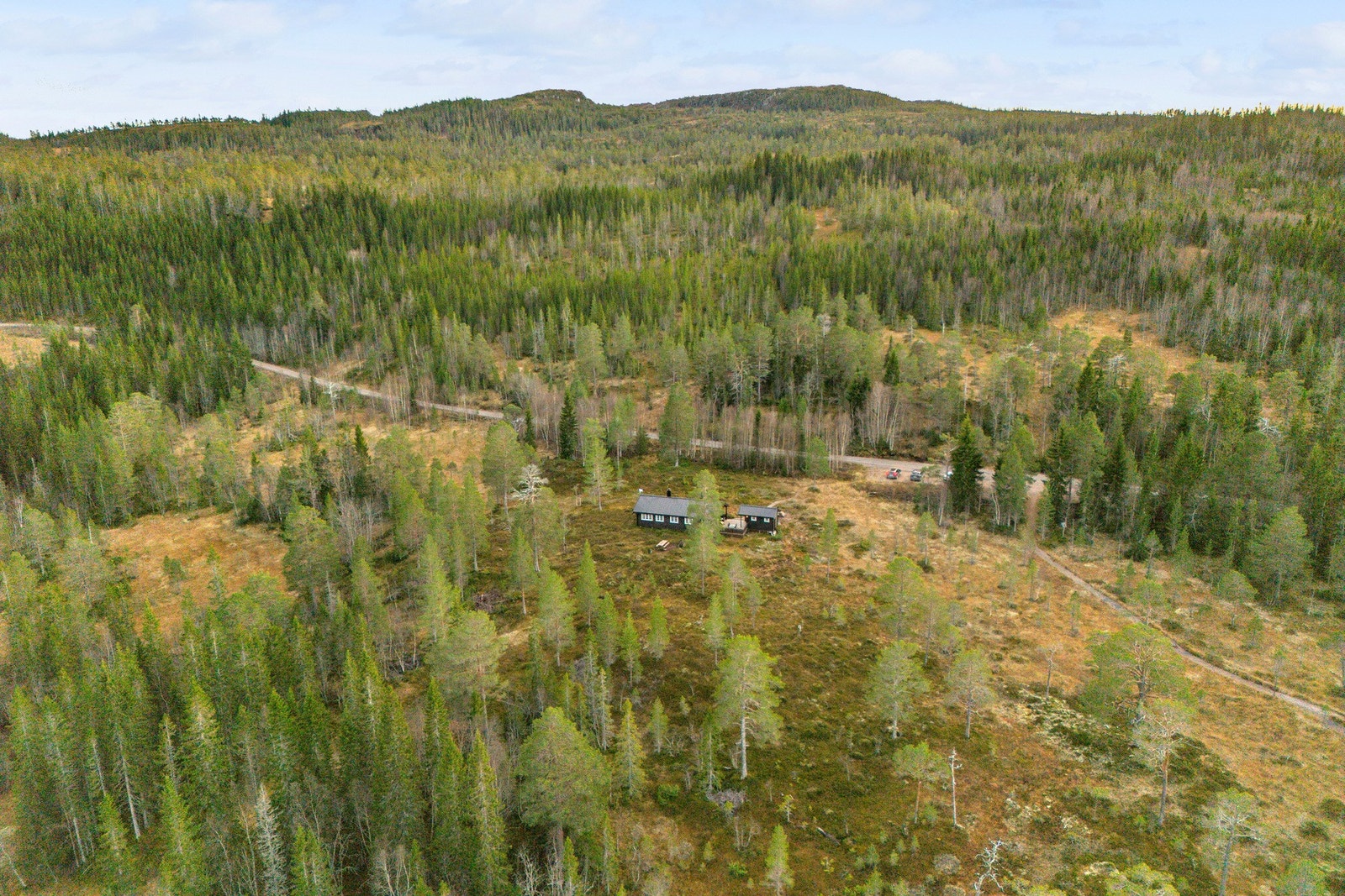 Eiendommen har adkomst via privat veg, som brøytes, strøs og er farbar hele året. Galleribilde
