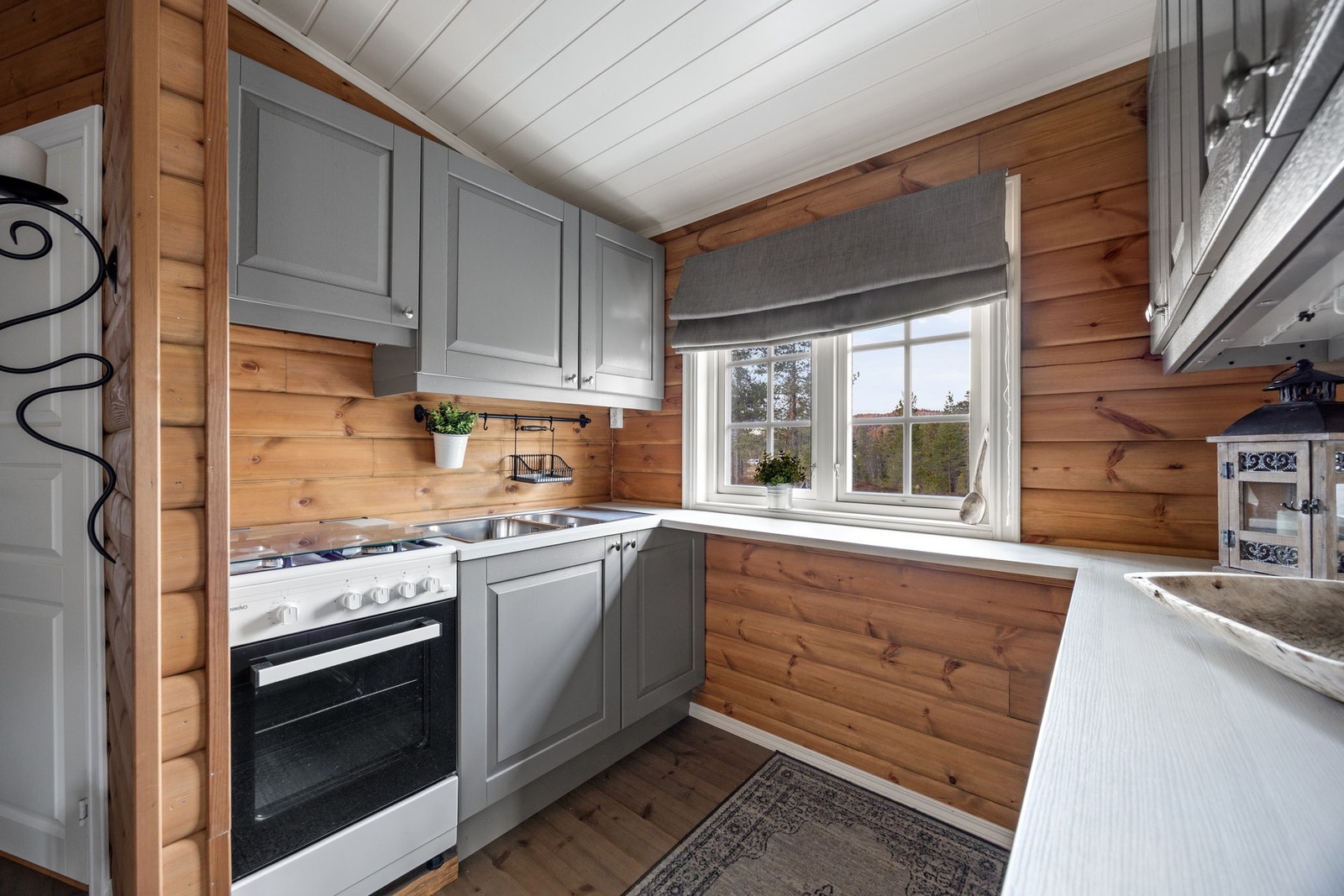 Det er godt med benk- og oppbevaringsplass Galleribilde